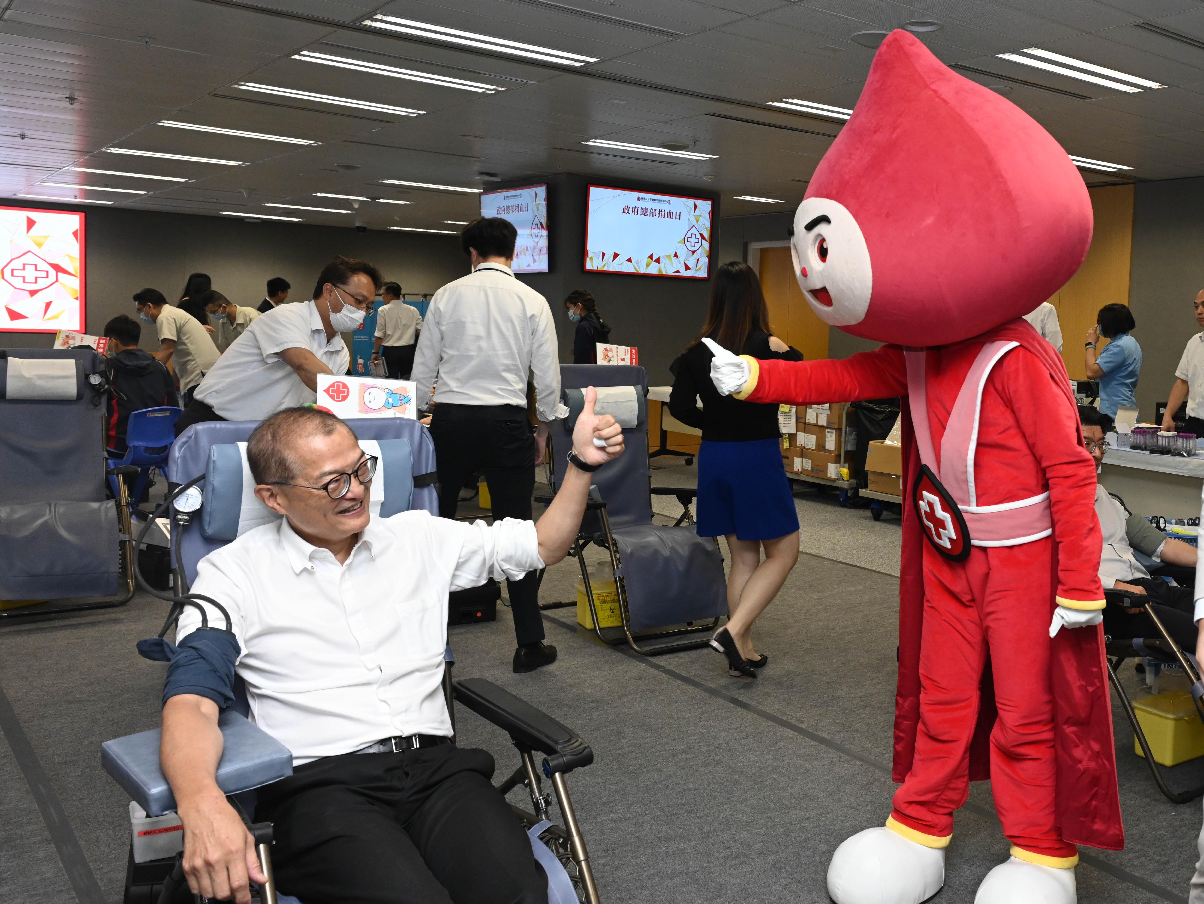 医务卫生局局长卢宠茂教授今日（六月十三日）身体力行，支持香港红十字会在政府总部举行的捐血活动，到场捐血。