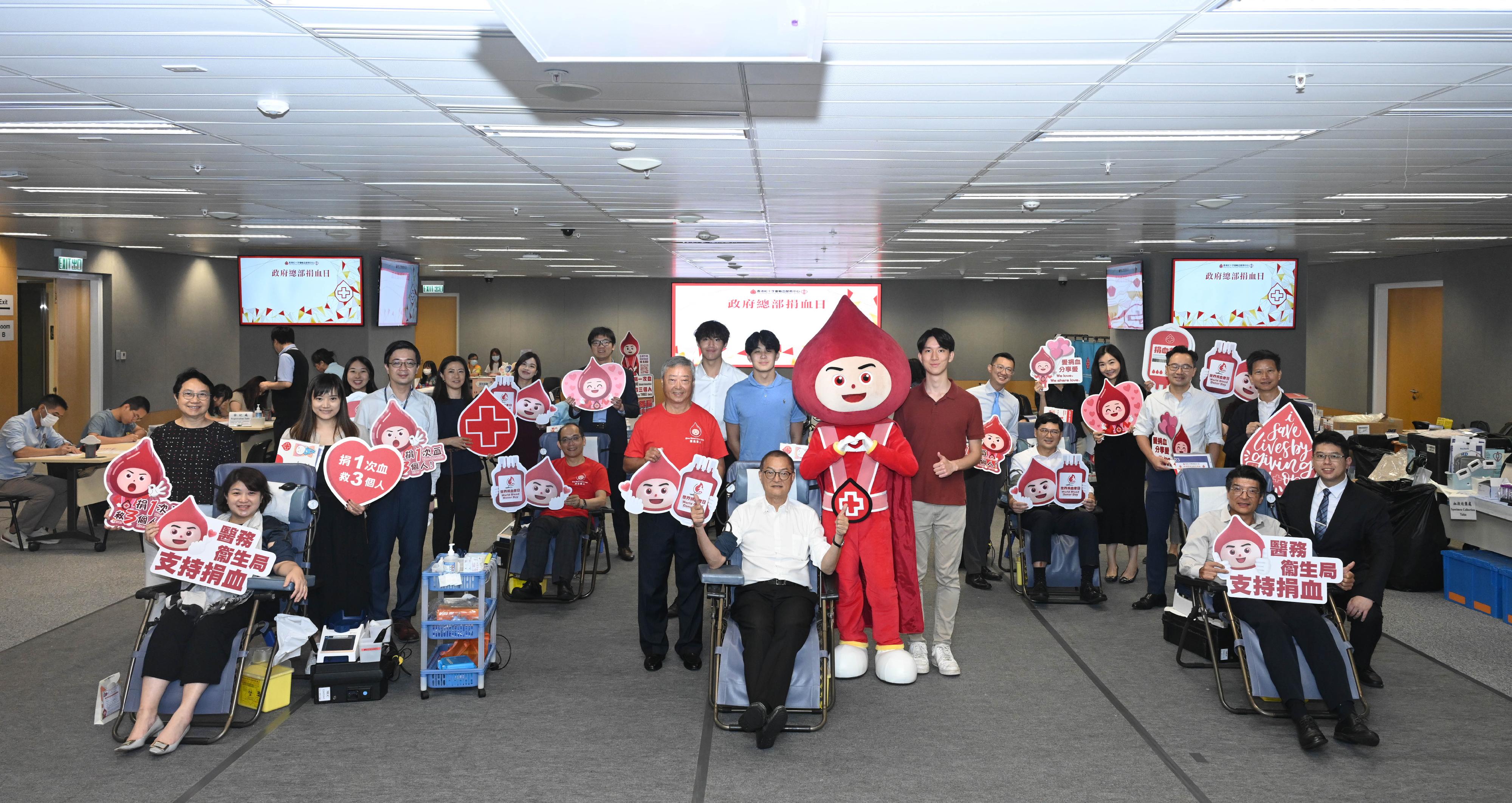 The Secretary for Health, Professor Lo Chung-mau, and the Under Secretary for Health, Dr Libby Lee, showed their unswerving support for the blood donation drive being held by the Hong Kong Red Cross in the Central Government Offices by putting their support into action and donating blood today (June 13). Photo shows Professor Lo (sitting, front row, centre); Dr Lee (sitting, front row, left); the Commissioner for Primary Healthcare, Dr Pang Fei-chau (sitting, front row, right); the Chief Executive of the Hospital Authority, Dr Tony Ko (sitting, back row, right); the Chief Executive and Medical Director of the Hong Kong Red Cross Blood Transfusion Service (BTS), Dr Lee Cheuk-kwong (sitting, back row, left); and the Chairman of the BTS Hospital Governing Committee, Mr Ignatius Chan (standing, front row, fourth left), as well as other colleagues of the Health Bureau and the participants appealing to members of the public to donate blood actively.