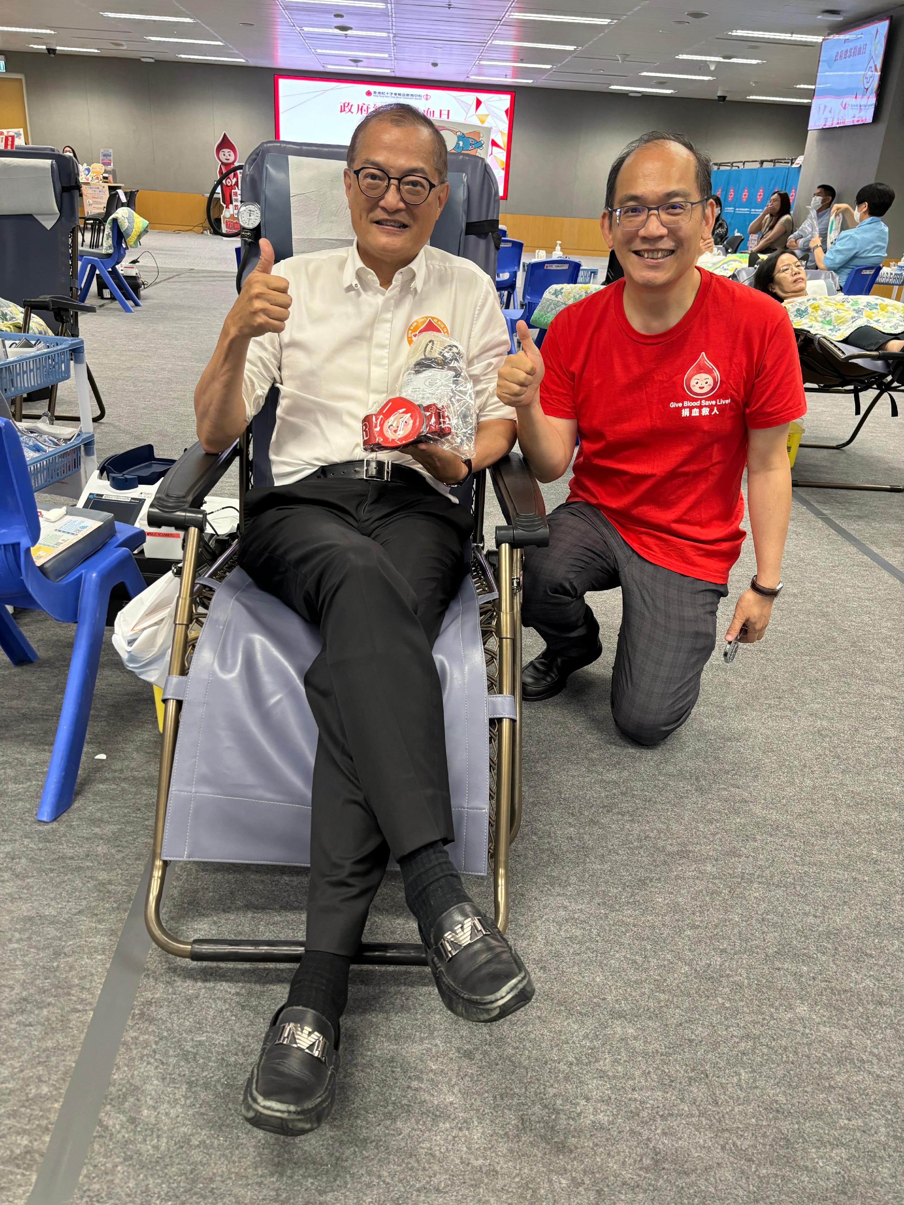 The Secretary for Health, Professor Lo Chung-mau, showed his unswerving support for the blood donation drive being held by the Hong Kong Red Cross in the Central Government Offices by putting his support into action and donating blood today (June 13). Photo shows Professor Lo (left) with the Chief Executive and Medical Director of the Hong Kong Red Cross Blood Transfusion Service, Dr Lee Cheuk-kwong (right).