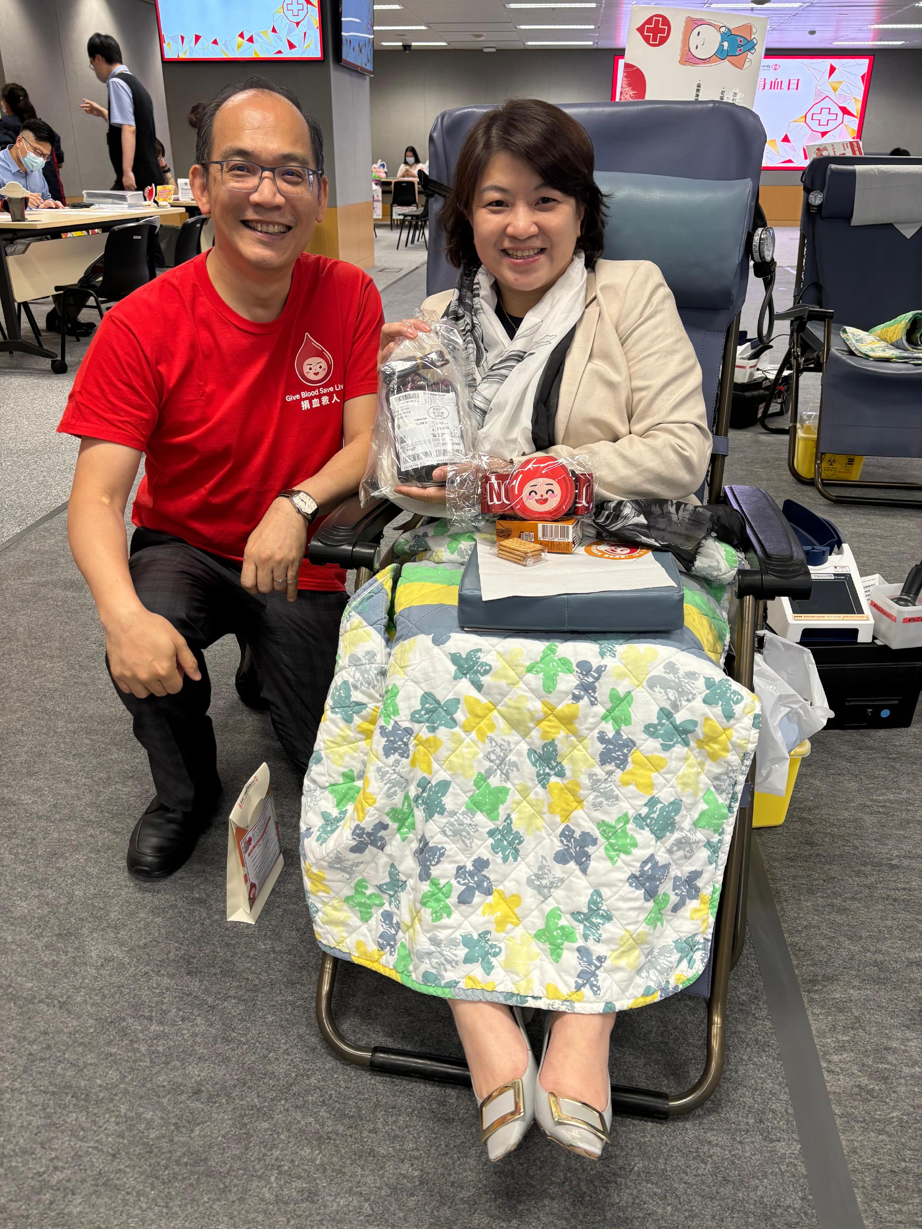 The Under Secretary for Health, Dr Libby Lee, showed her unswerving support for the blood donation drive being held by the Hong Kong Red Cross in the Central Government Offices by putting her support into action and donating blood today (June 13). Photo shows Dr Lee (right) with the Chief Executive and Medical Director of the Hong Kong Red Cross Blood Transfusion Service, Dr Lee Cheuk-kwong (left).