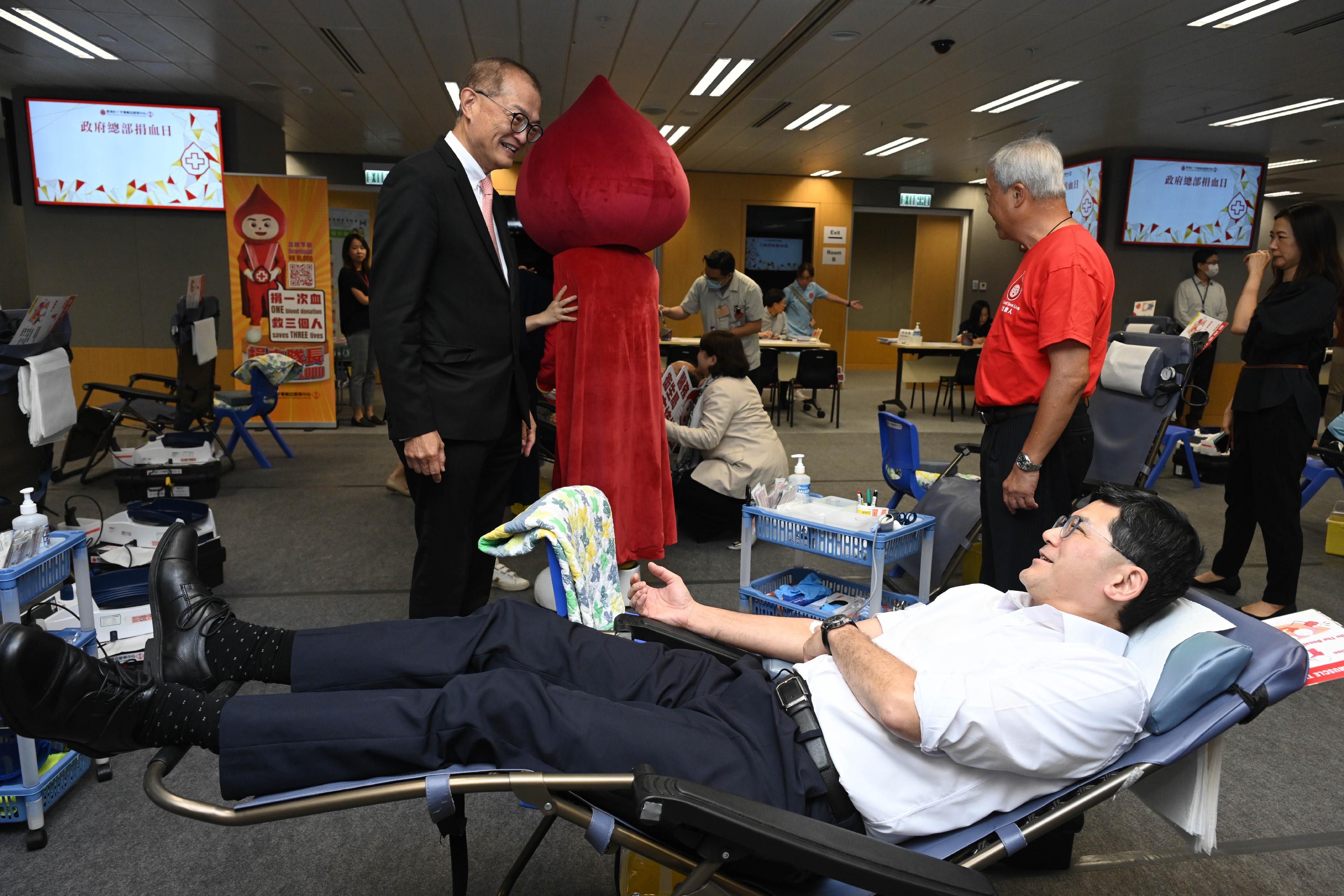 The Secretary for Health, Professor Lo Chung-mau (left), participated in the blood donation drive being held by the Hong Kong Red Cross in the Central Government Offices today (June 13), and showed support for the Chief Executive of the Hospital Authority, Dr Tony Ko (right), who also donated blood.