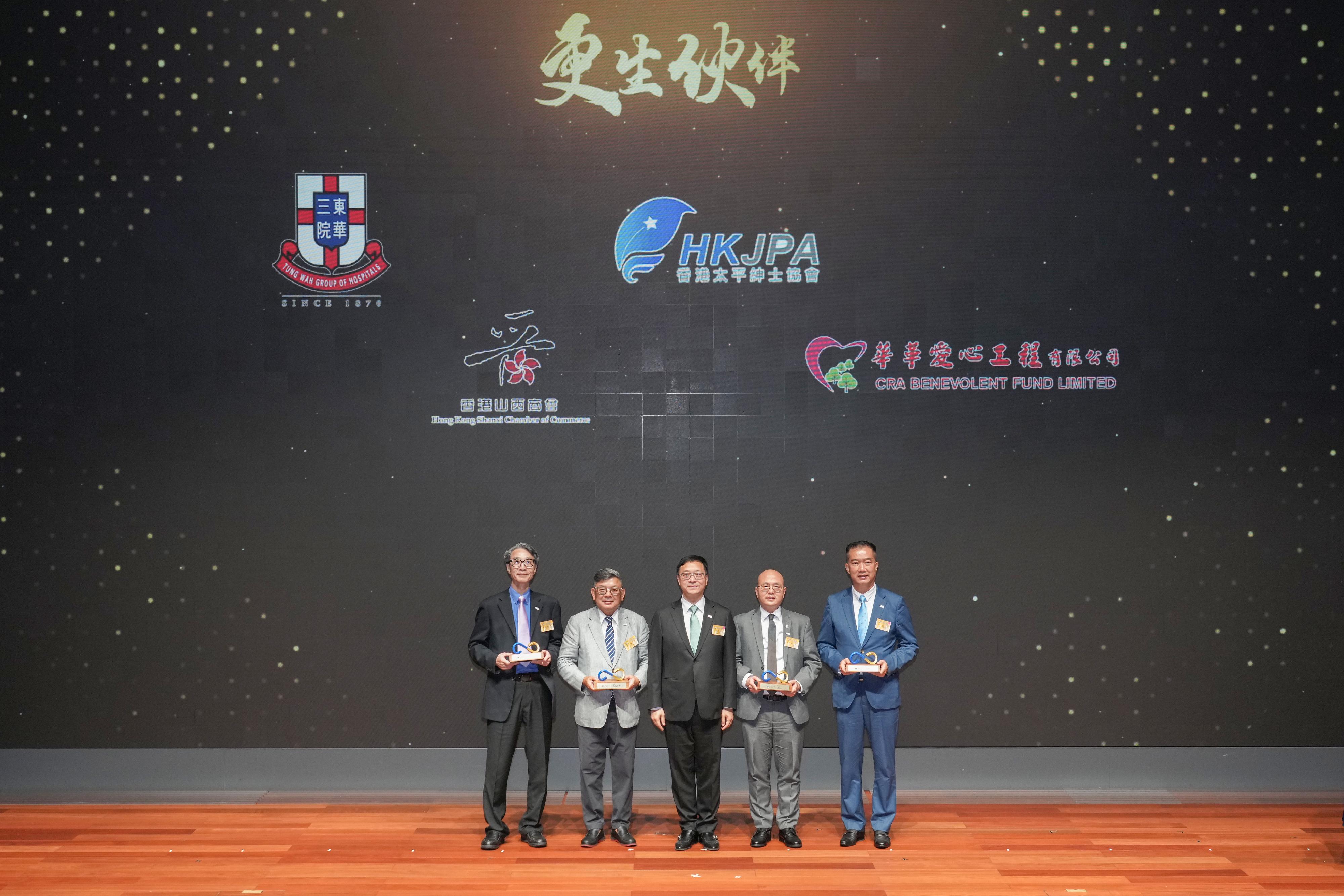 The Correctional Service Department held the first Rehabilitation Partners Award Scheme Award Presentation Ceremony today (June 13) to honour organisations and individuals in recognition of their active support for persons in custody and rehabilitated offenders over the past two years. Photo shows the Commissioner of Correctional Services, Mr Wong Kwok-hing (centre), with Rehabilitation Partners.