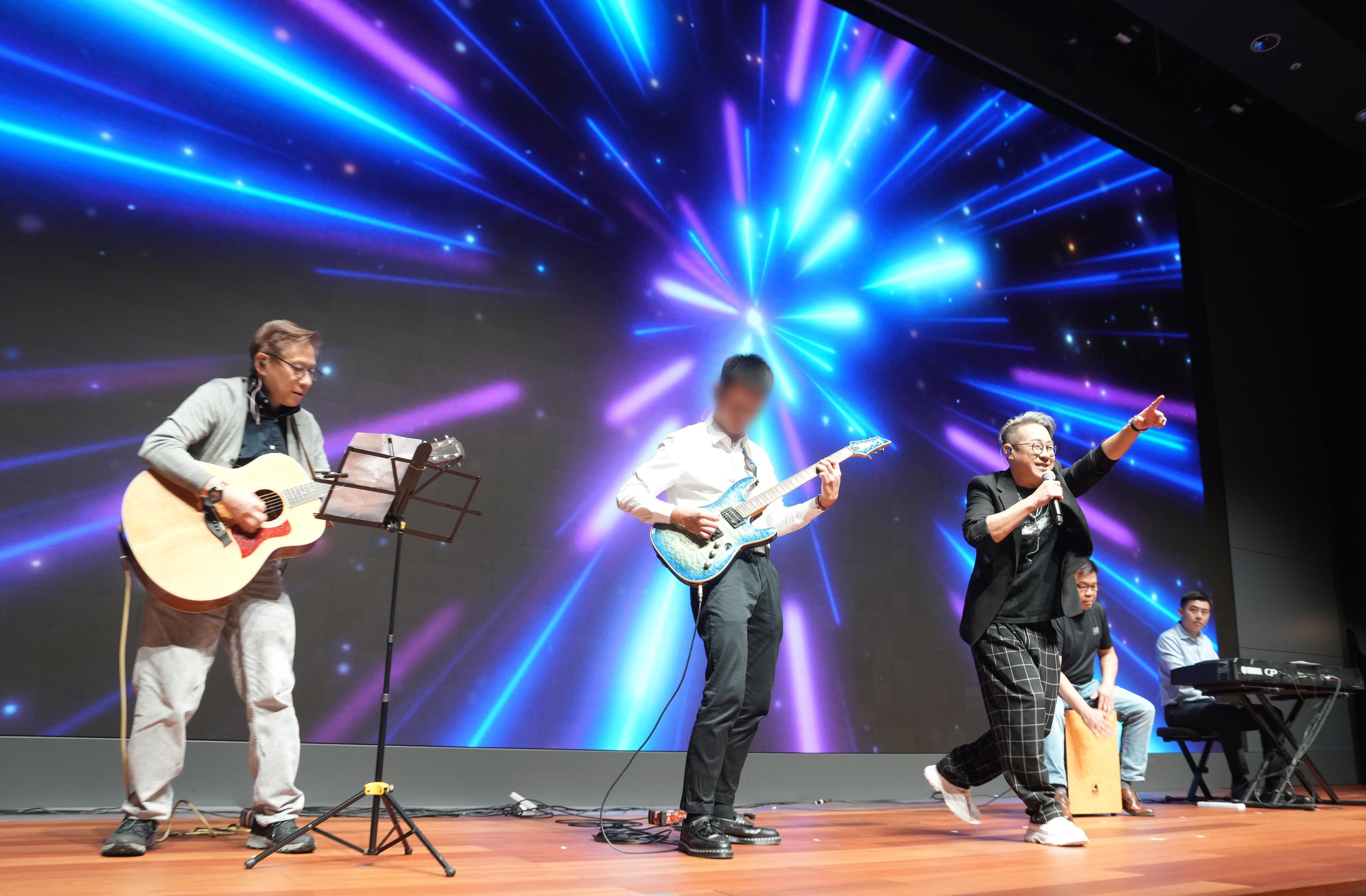 The Correctional Service Department held the first Rehabilitation Partners Award Scheme Award Presentation Ceremony today (June 13) to honour organisations and individuals in recognition of their active support for persons in custody and rehabilitated offenders over the past two years. Photo shows guest performer Angus Ting (third left) and a rehabilitated person performing live music onstage.