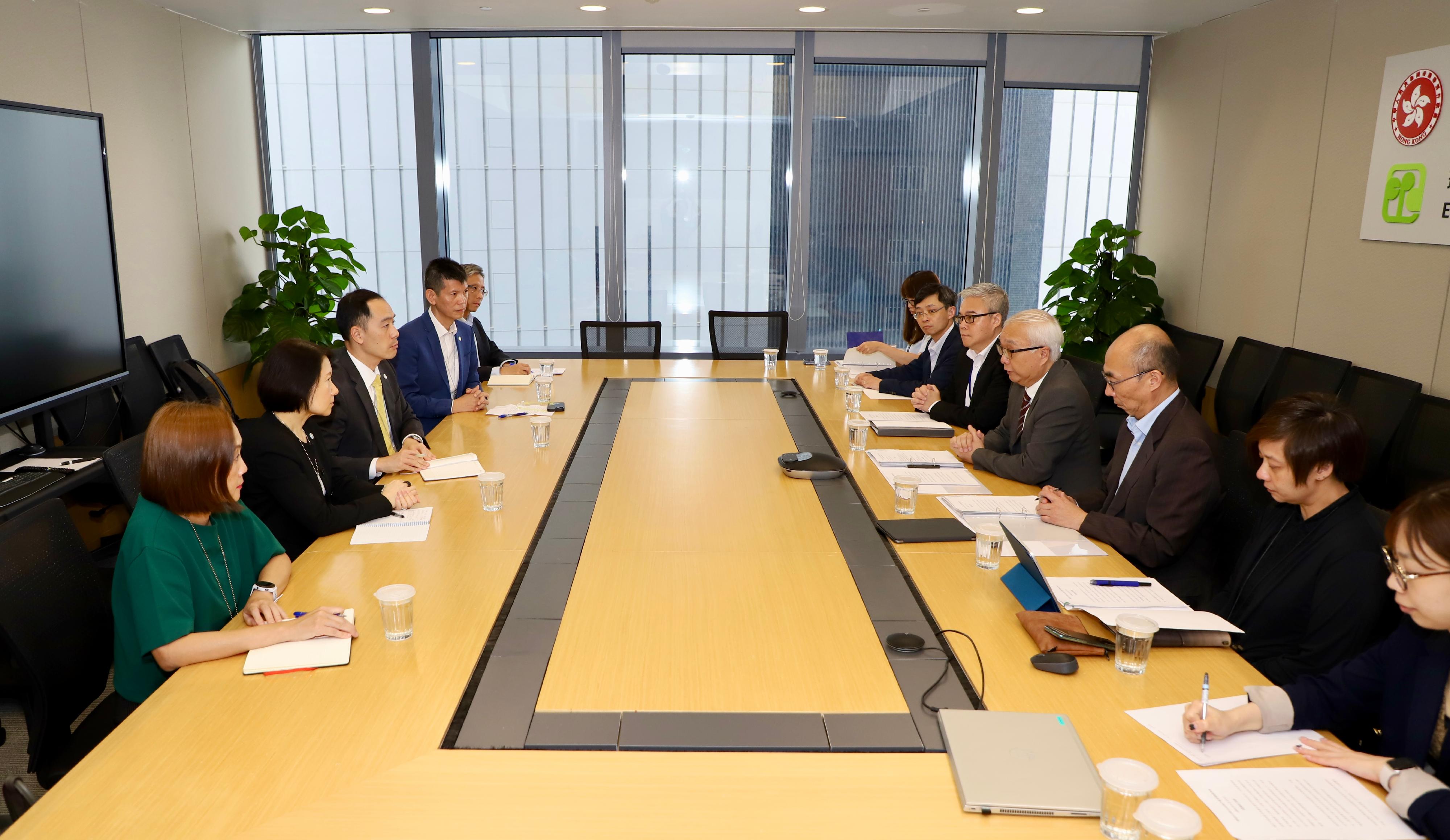 The Secretary for Environment and Ecology, Mr Tse Chin-wan (fourth right), met with the Managing Director of CLP Power Hong Kong Limited, Mr Joseph Law (third left), today (June 13) regarding the power supply incident that occurred in the Wong Tai Sin area last night (June 12) and expressed deep concern about the matter.