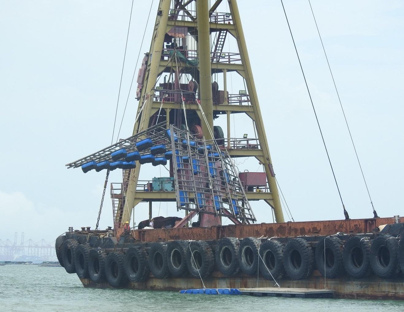 The Government's inter-departmental working group responsible for tackling management issues of oyster rafts in Deep Bay started to remove oyster rafts not authorised to temporarily remain at that location (i.e. oyster rafts without markers) today (June 13). Photo shows an oyster raft without a marker being removed.