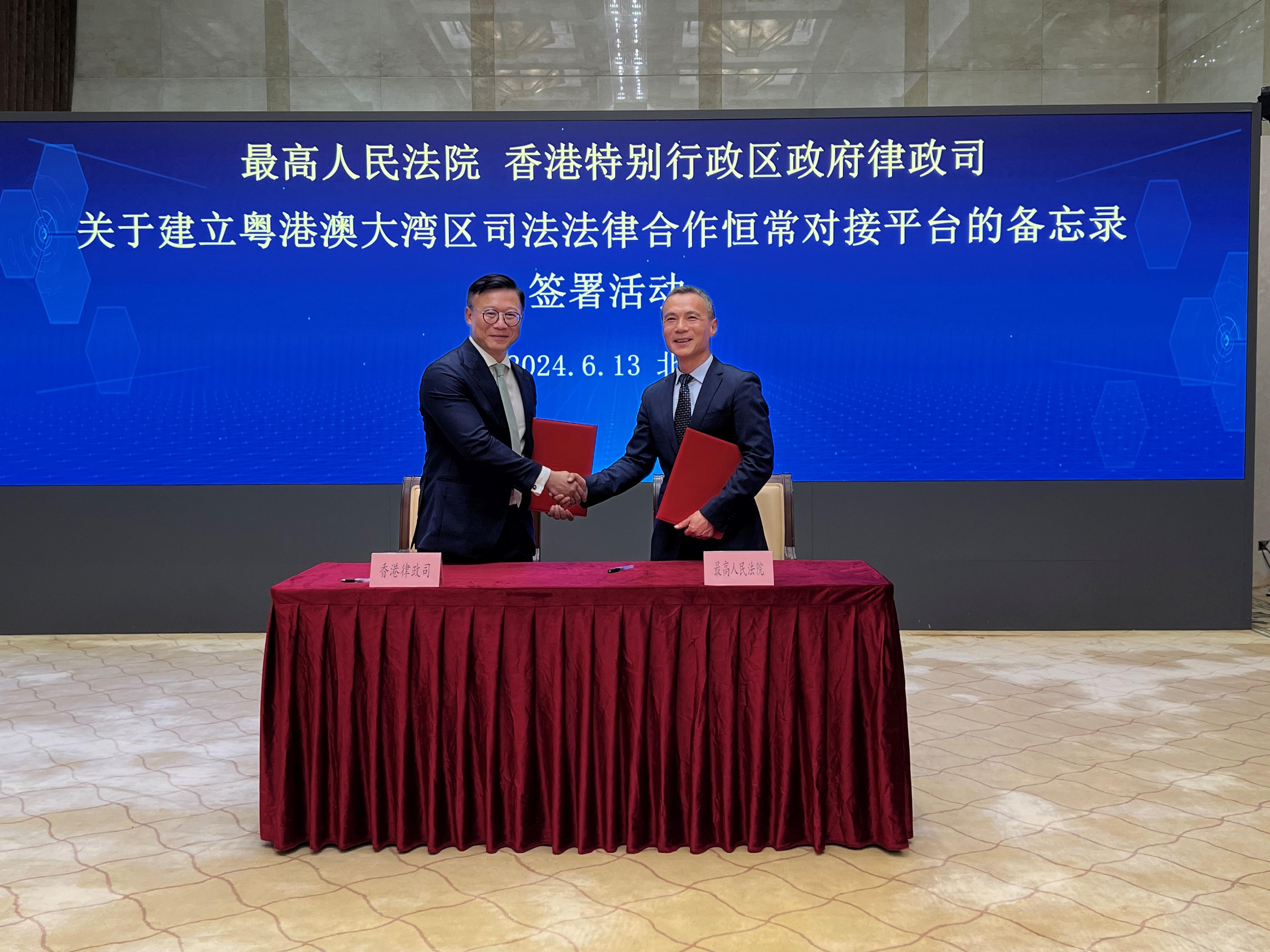 The Deputy Secretary for Justice, Mr Cheung Kwok-kwan (left), and the Director General of the Research Office of the Supreme People's Court, Mr Zhou Jiahai (right), on June 13 in Beijing sign a memorandum of understanding on establishing a standing interface platform on judicial and legal co-operation in the Guangdong-Hong Kong-Macao Greater Bay Area. 

 