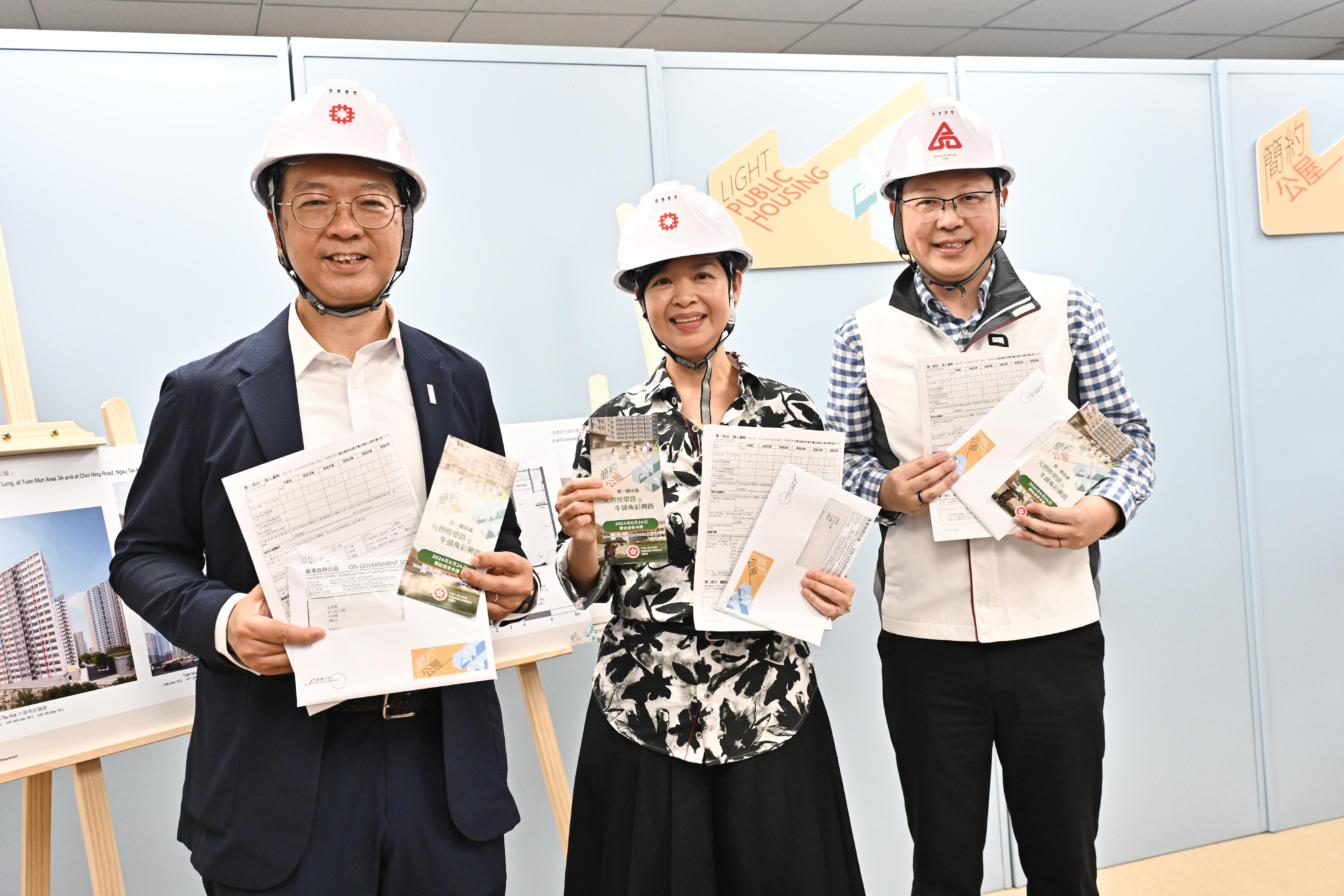 The Housing Bureau today (June 13) announced that the Light Public Housing (LPH) will be open for applications from June 24, with the Phase 1 application covering two projects at Yau Pok Road, Yuen Long, and Choi Hing Road, Ngau Tau Kok. Photo shows the Secretary for Housing, Ms Winnie Ho (centre), accompanied by the Under Secretary for Housing, Mr Victor Tai (left), and Project Director of the Architectural Services Department Mr Edward Wong (right), meeting the media and announcing the details of LPH Phase 1 application. 