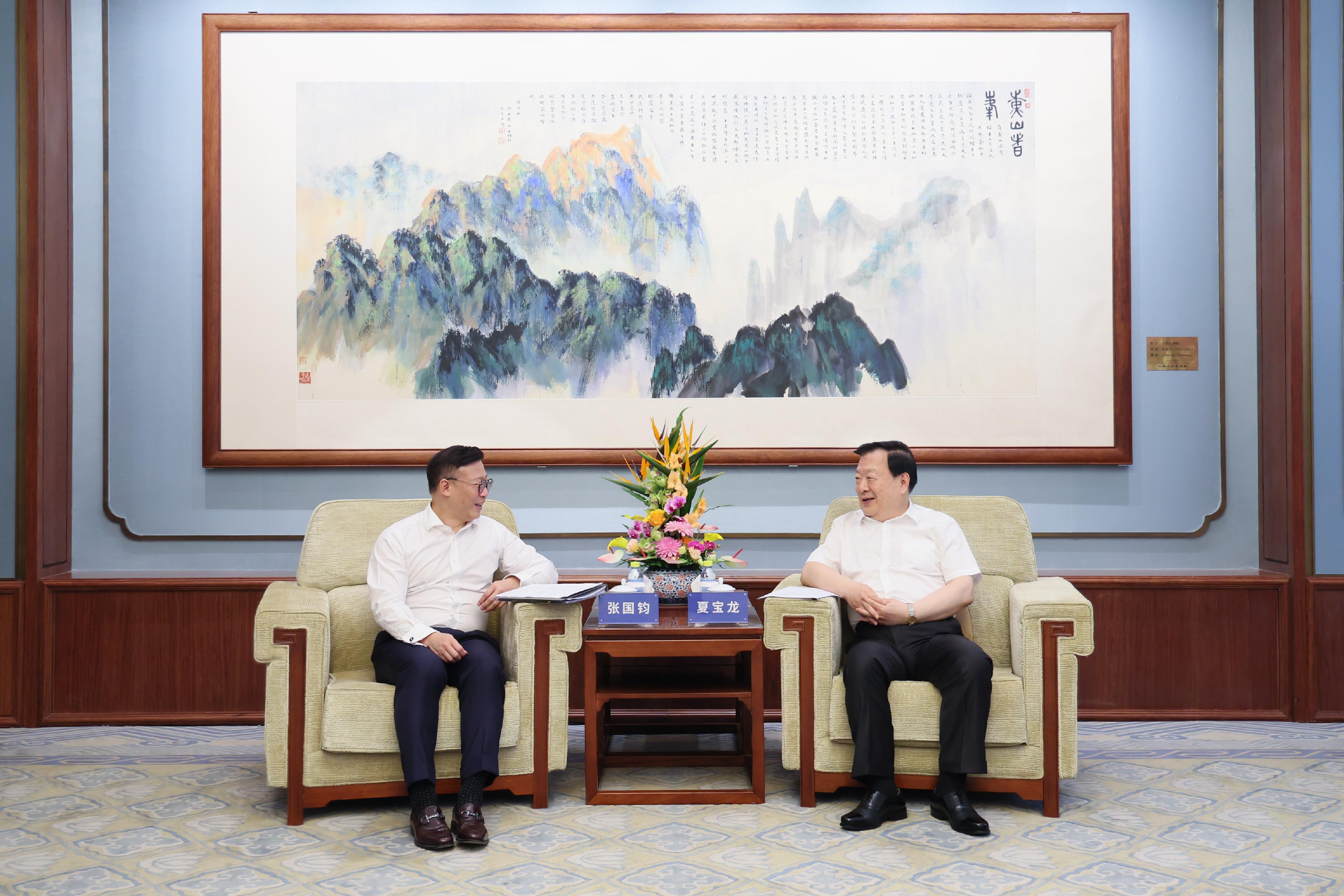 律政司副司长张国钧（左）六月十三日在北京拜会中央港澳工作办公室主任、国务院港澳事务办公室主任夏宝龙（右）。