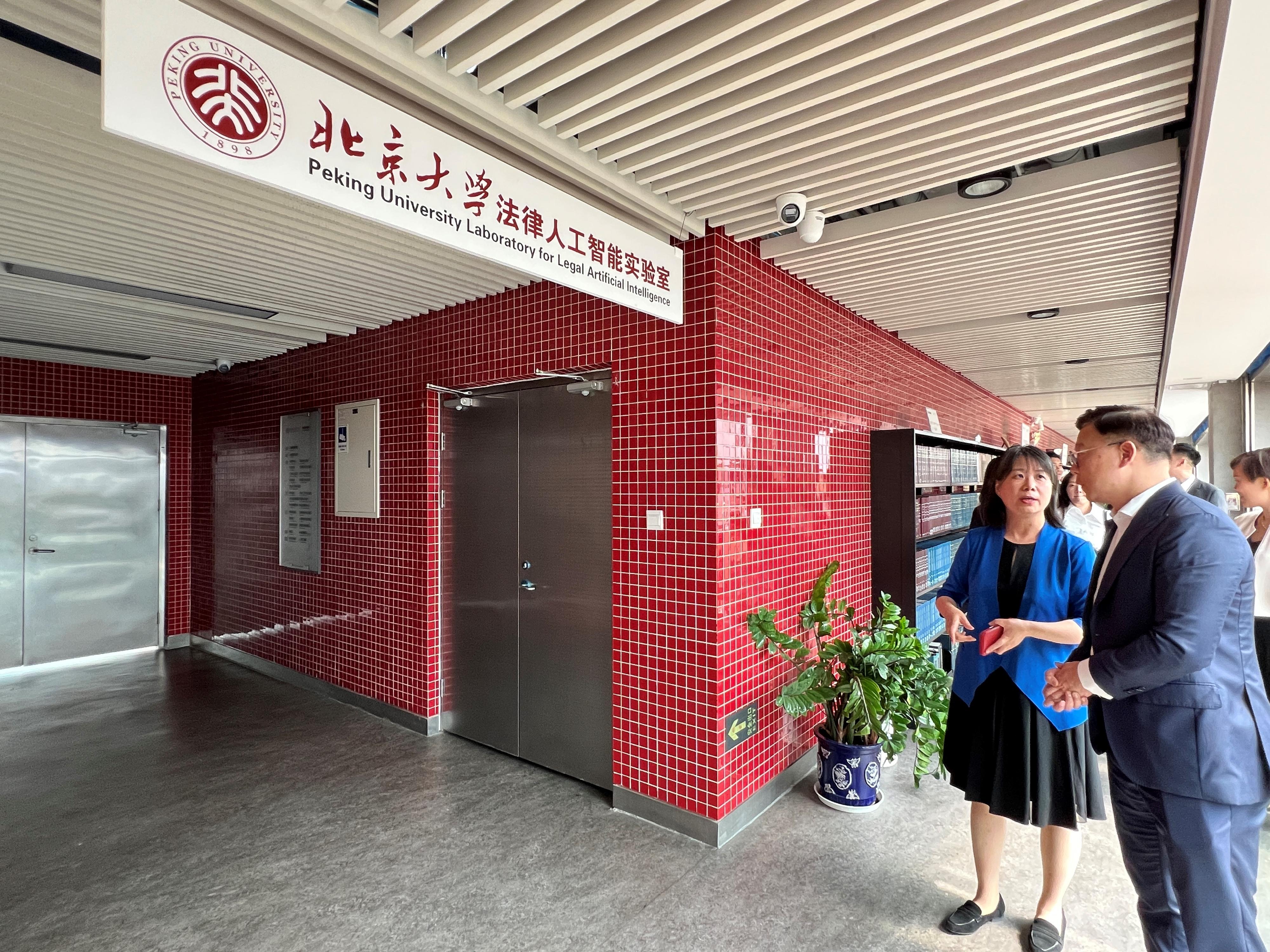 律政司副司长张国钧（右一）六月十三日到访北京大学法学院法律图书馆，聆听有关北京大学法律人工智能实验室运作的简介。