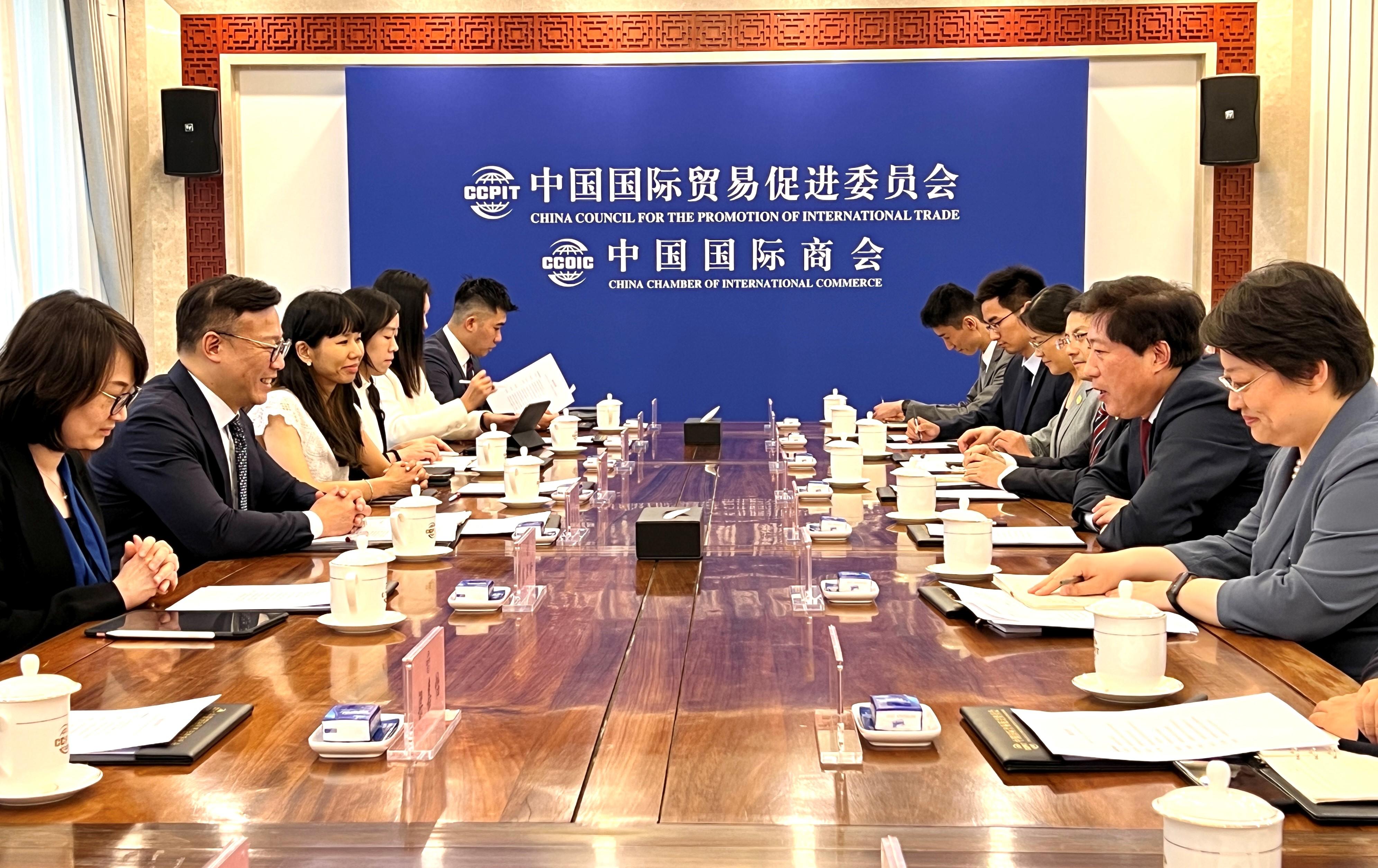 律政司副司长张国钧（左二）六月十二日在北京与中国国际贸易促进委员会副会长于健龙（右二）会晤。