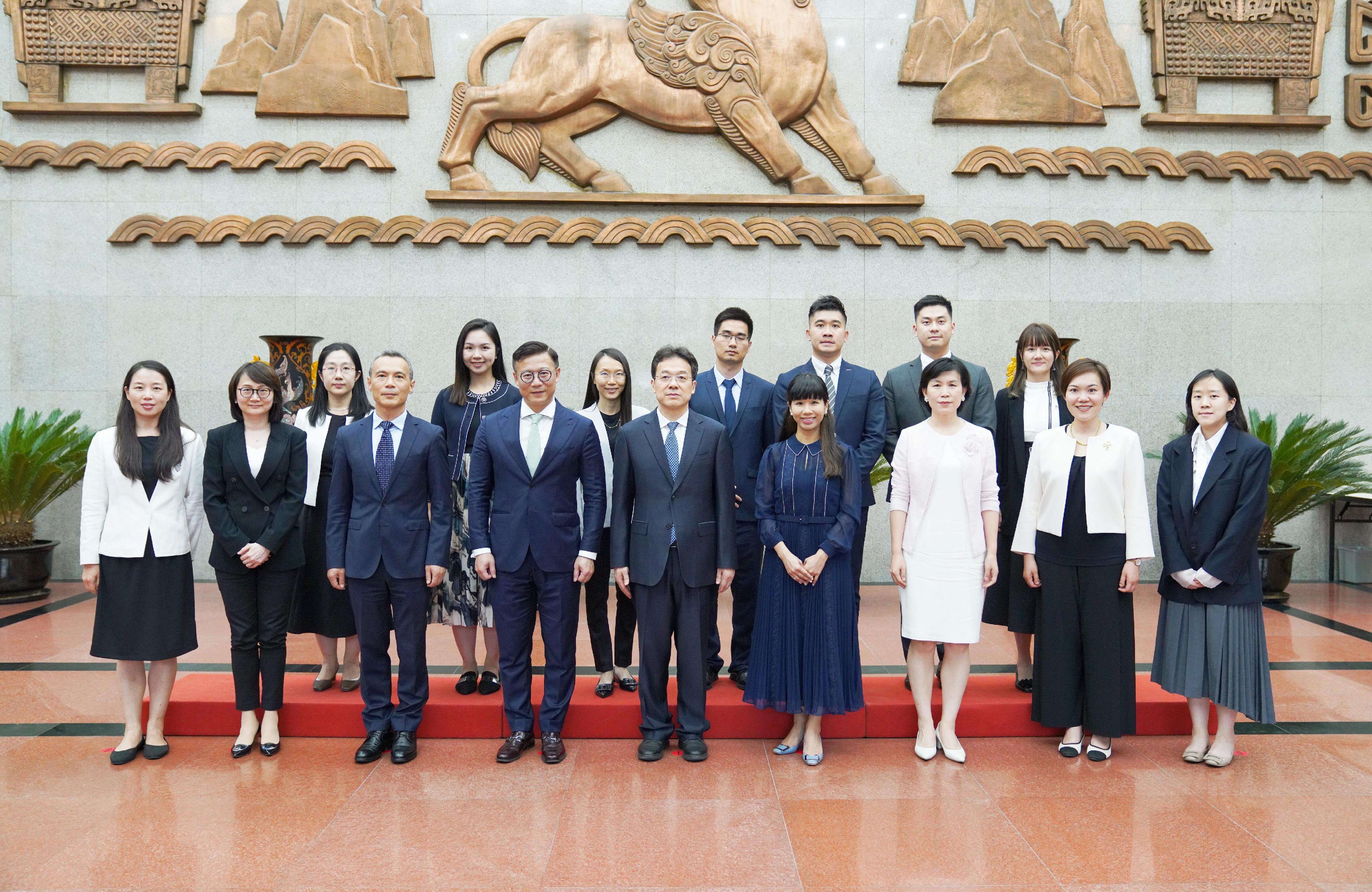 律政司副司长张国钧六月十三日于北京拜访最高人民法院。图示张国钧（前排左四）与最高人民法院常务副院长邓修明（前排中）及其他高层人员合照。
