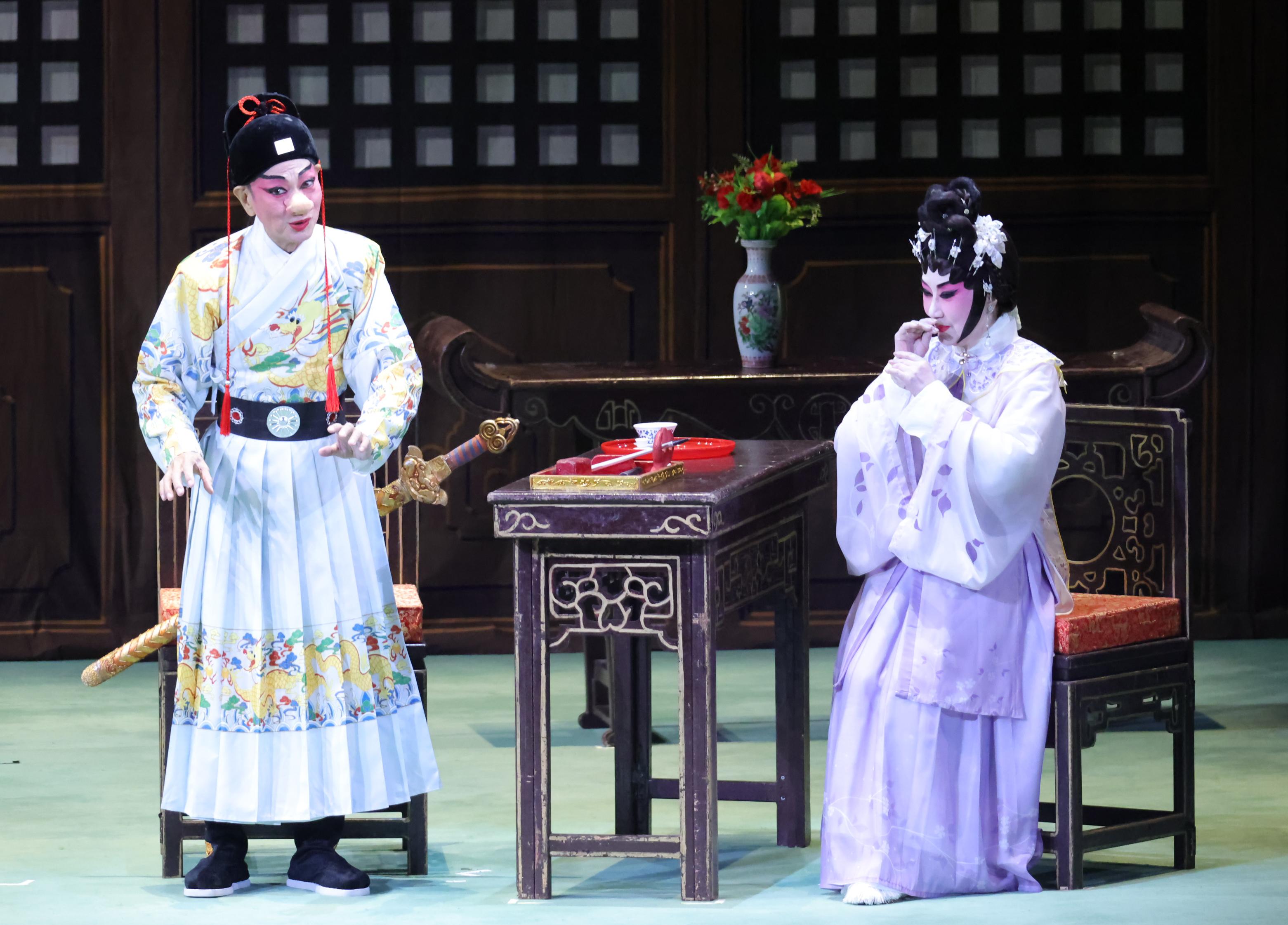 新编粤剧《大鼻子情圣》为首届「中华文化节」戏曲演出打响头锣。图示新编粤剧《大鼻子情圣》的演出场景。