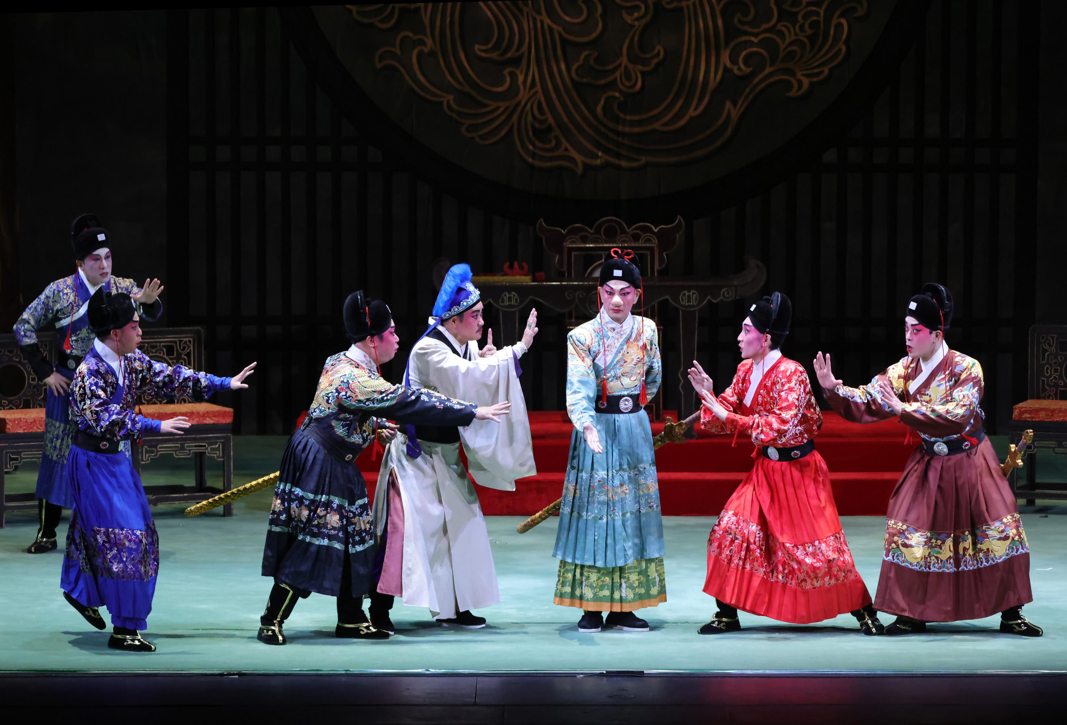新编粤剧《大鼻子情圣》为首届「中华文化节」戏曲演出打响头锣。图示新编粤剧《大鼻子情圣》的演出场景。