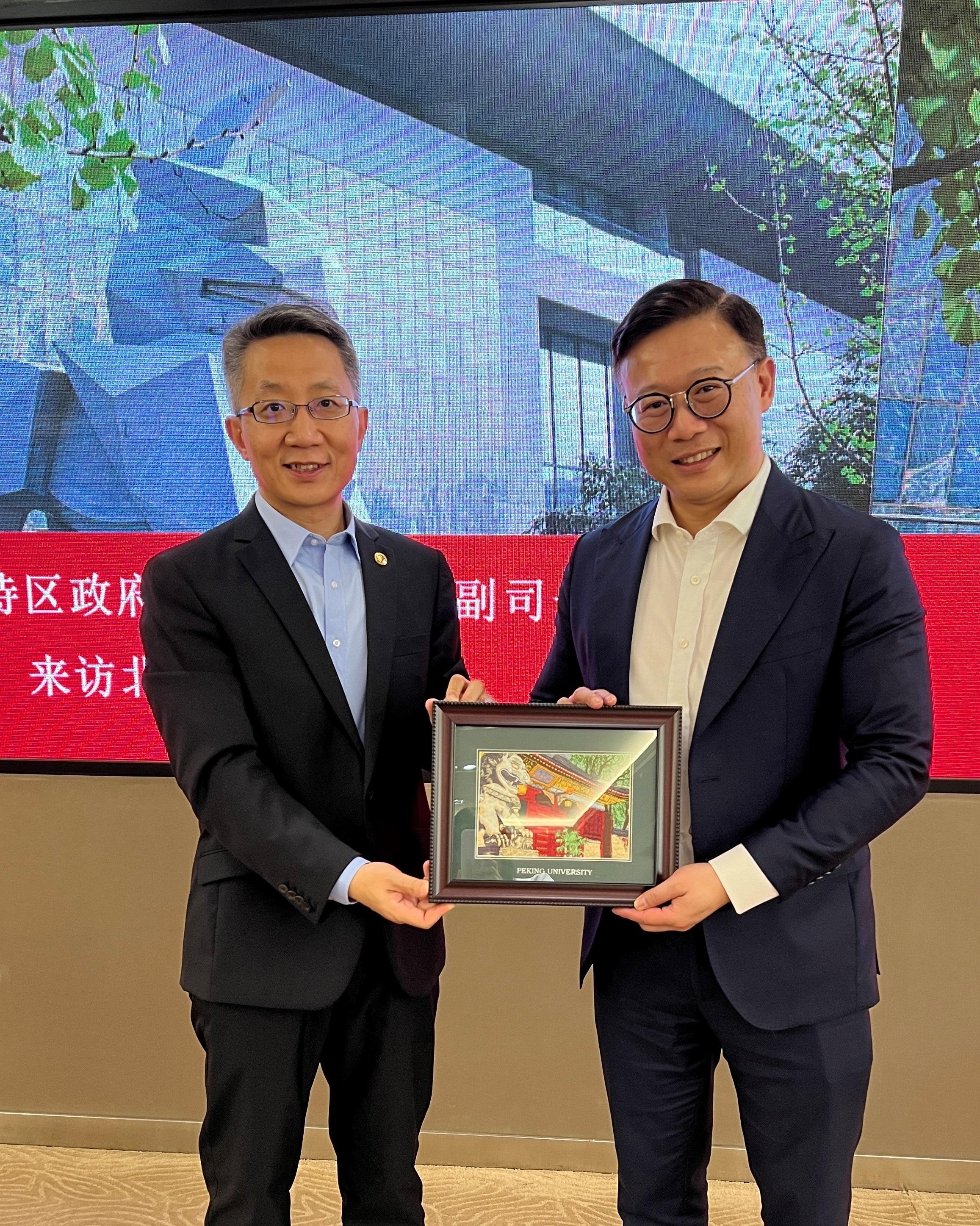 The Deputy Secretary for Justice, Mr Cheung Kwok-kwan (right), visited Peking University Law School on June 13 for a meeting with the Dean of Peking University Law School, Professor Guo Li (left), to explore strengthening co-operation on assisting the country in nurturing foreign-related legal talent.