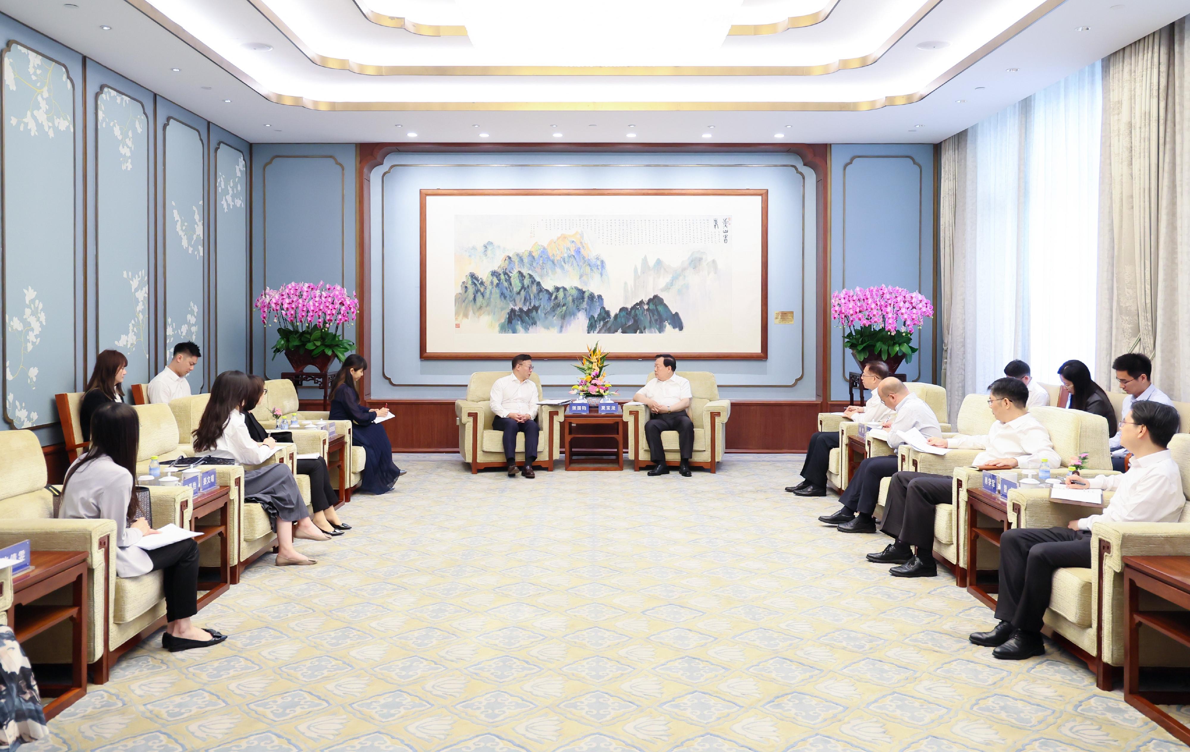 The Deputy Secretary for Justice, Mr Cheung Kwok-kwan (left), called on the Director of the Hong Kong and Macao Work Office of the Communist Party of China Central Committee and the Hong Kong and Macao Affairs Office of the State Council, Mr Xia Baolong (right), in Beijing on June 13.
 

