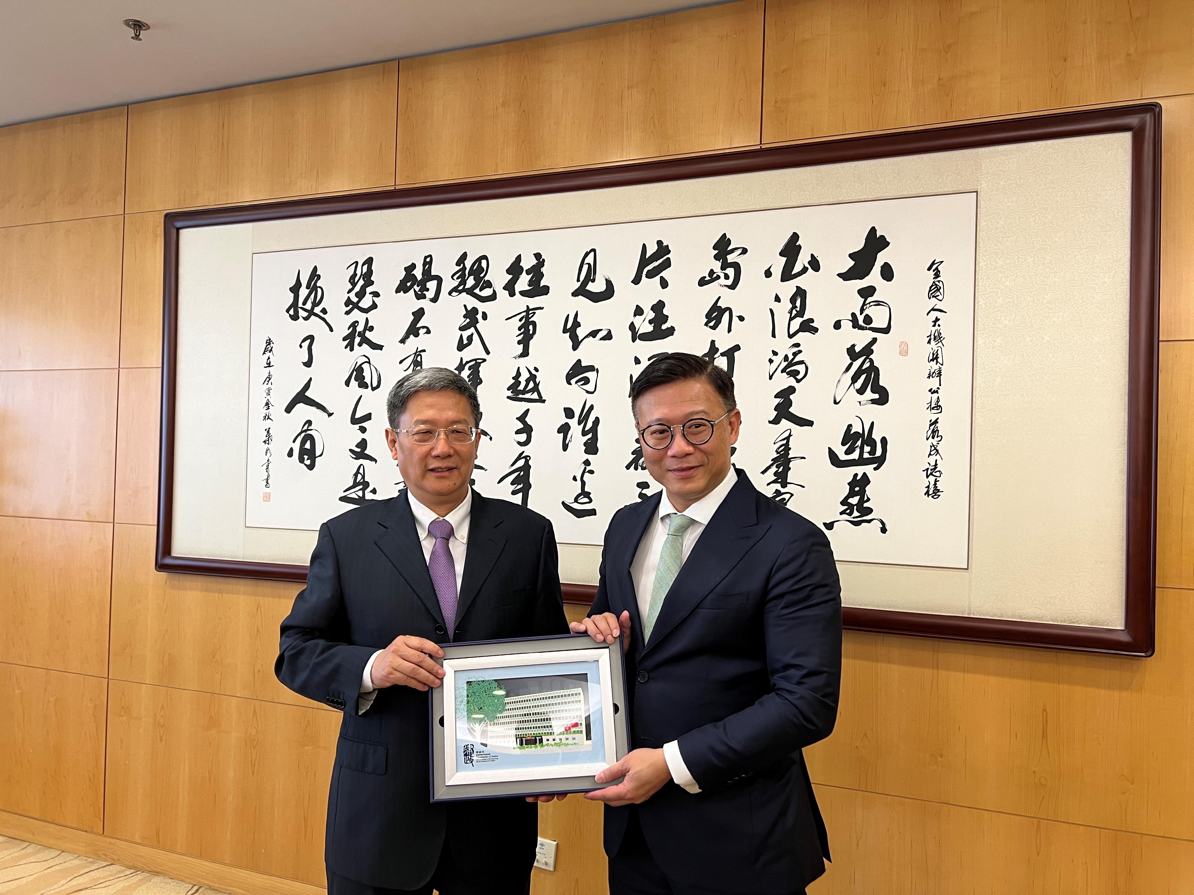 The Deputy Secretary for Justice, Mr Cheung Kwok-kwan (right), met the Deputy Director of the Legislative Affairs Commission of the Standing Committee of the National People's Congress, Mr Wang Ruihe (left), in Beijing on June 13 and had in-depth exchanges on various topics.