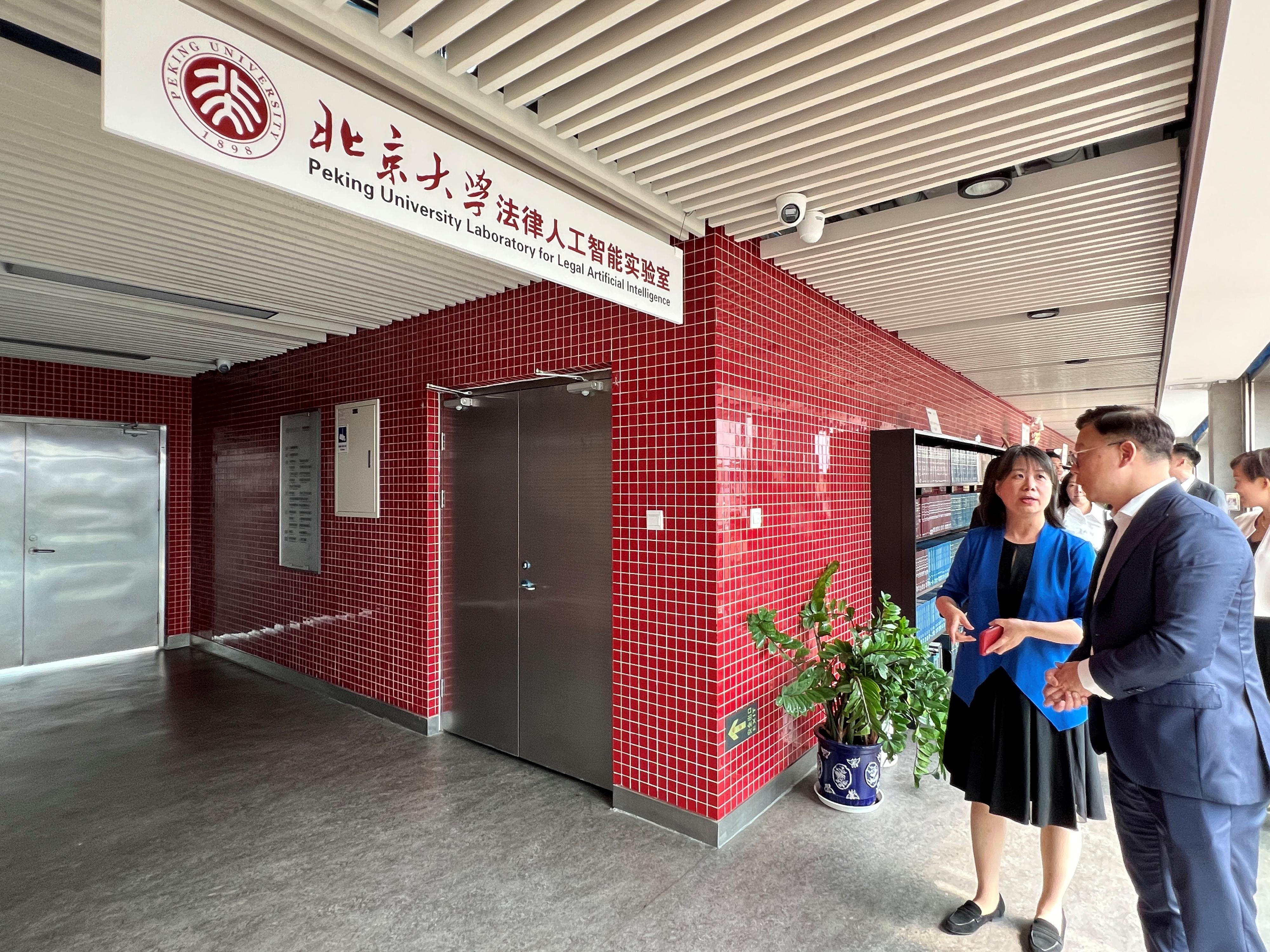 The Deputy Secretary for Justice, Mr Cheung Kwok-kwan (first right), was briefed on the operation of the Peking University Laboratory for Legal Artificial Intelligence during his visit to Peking University Law School Library on June 13.