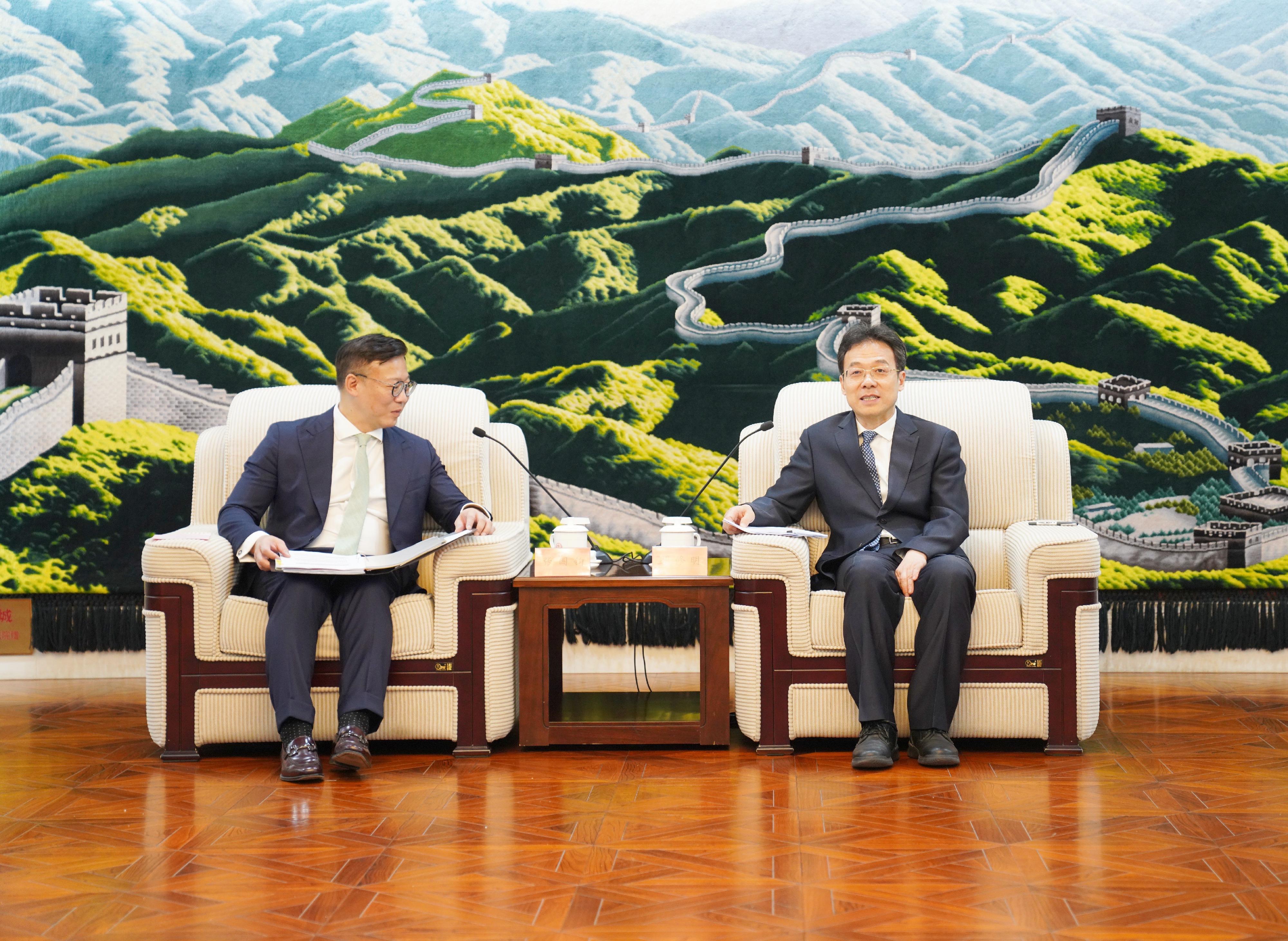 The Deputy Secretary for Justice, Mr Cheung Kwok-kwan (left), paid a visit to the Supreme People's Court (SPC) on June 13 in Beijing to meet with the Executive Vice-president of the SPC, Mr Deng Xiuming (right),for discussions on issues such as enhancing the arrangement for cross-boundary service of judicial documents between the two places.