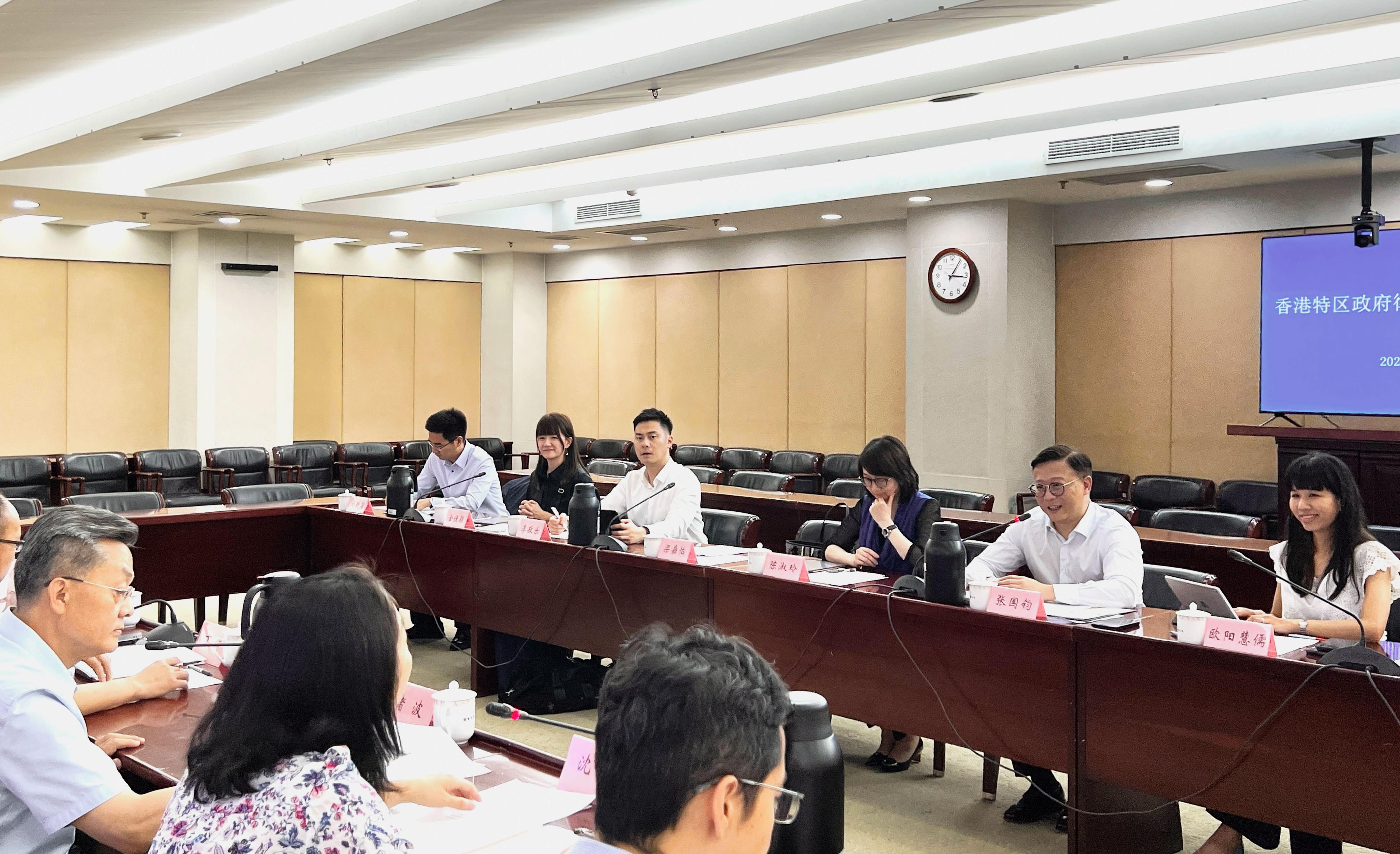 The Deputy Secretary for Justice, Mr Cheung Kwok-kwan (second right), met with the Director General of the Department of Policies and Regulations of the General Administration of Sport of China, Mr Chu Bo (first left), on June 12 in Beijing.