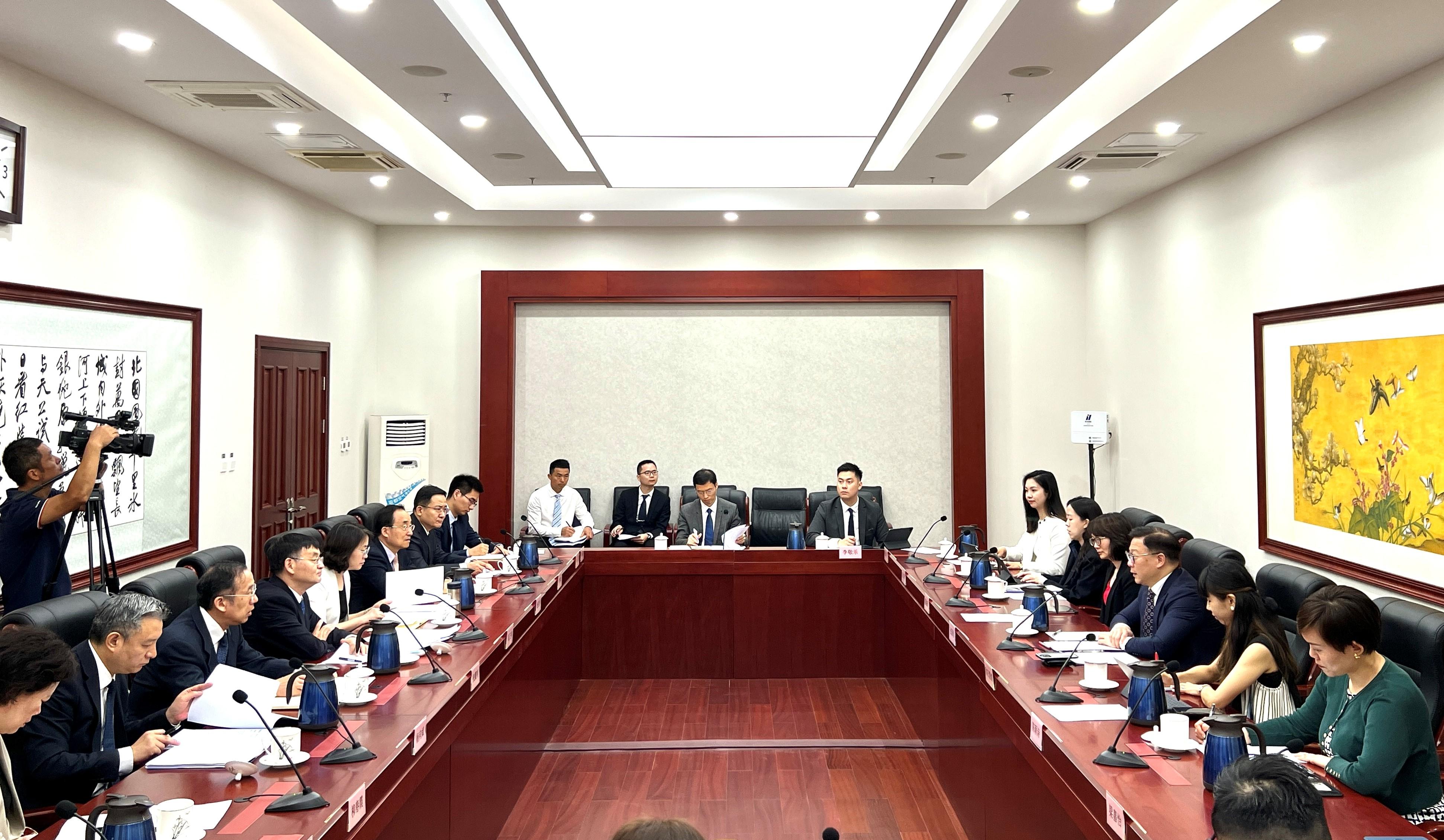 律政司副司长张国钧（右三）今日（六月十四日）在北京拜访司法部，与司法部副部长胡卫列（左四）会晤 。

