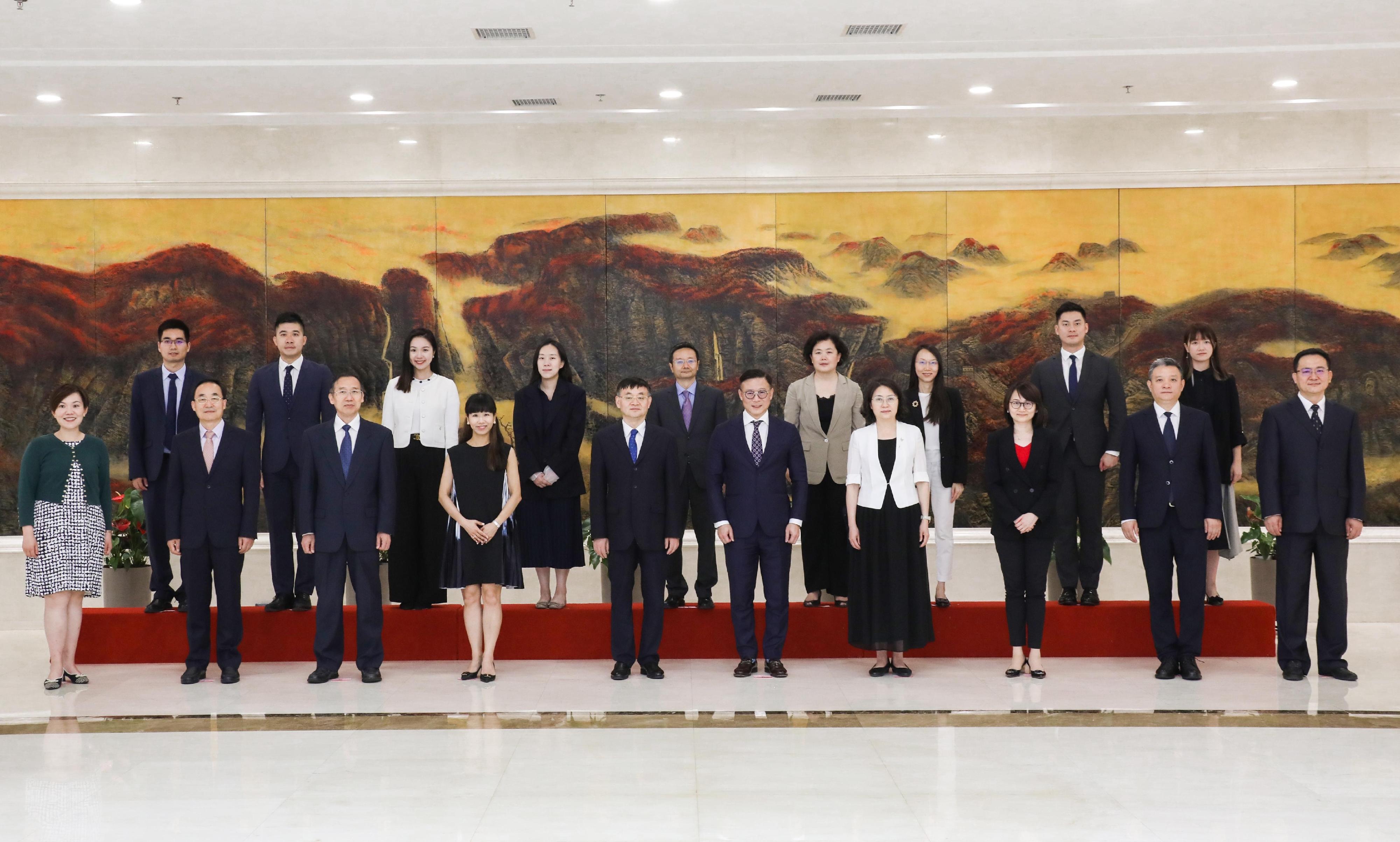 律政司副司长张国钧今日（六月十四日）在北京拜访司法部，与司法部副部长胡卫列会晤 。图示张国钧（前排右五）和胡卫列（前排左五）与其他人员在会后合照。


