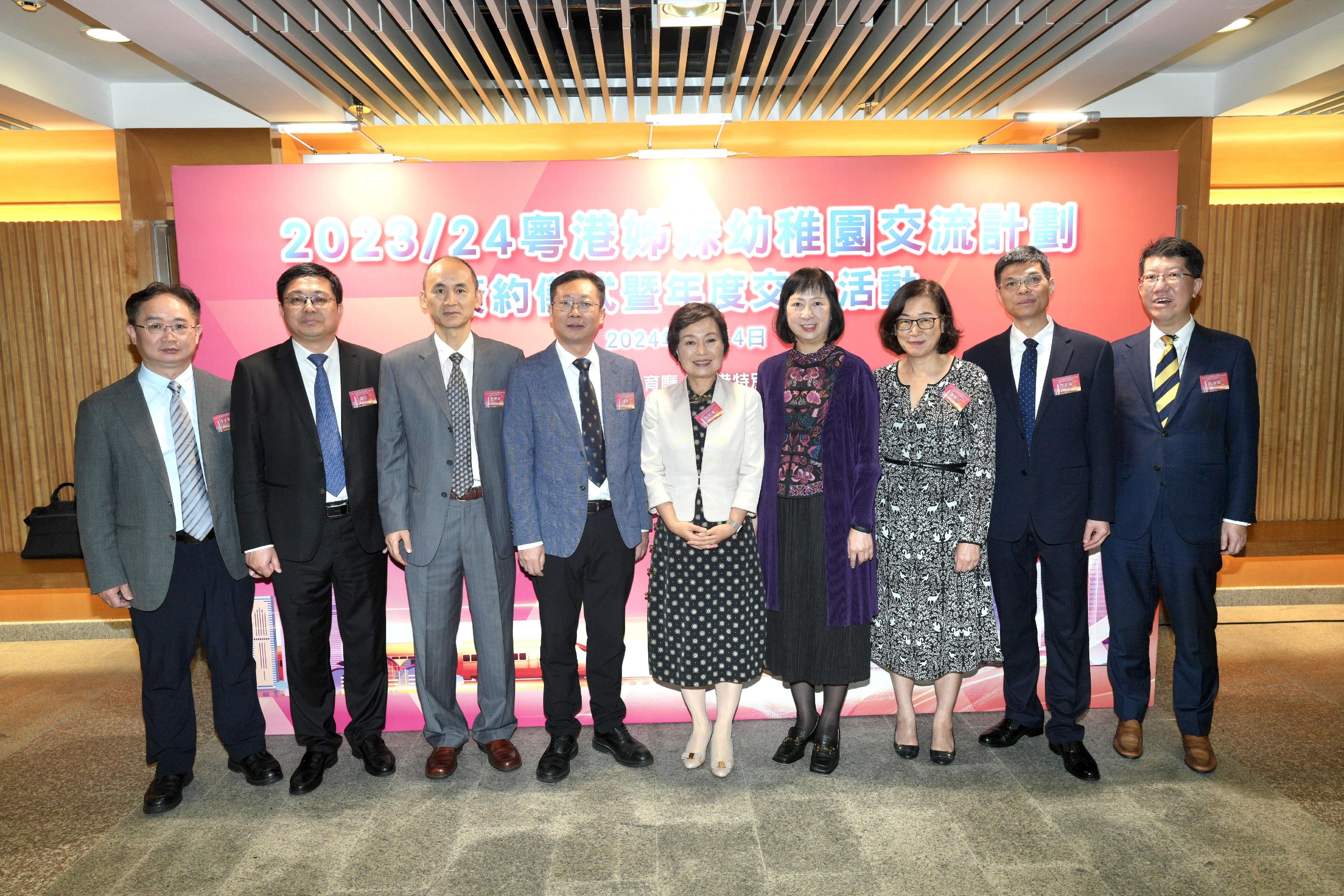 The Secretary for Education, Dr Choi Yuk-lin (centre); Deputy Director-General of the Department of Education of Guangdong Province Mr Feng Wei (fourth left); the Permanent Secretary for Education, Ms Michelle Li (fourth right); the First-level Inspector of the Liaison Office of the Central People's Government in the Hong Kong Special Administrative Region, Mr Liu Maozhou (third left); Vice President of the Education University of Hong Kong Ms Sarah Wong (third right); and Deputy Secretary for Education Mr Edward To (first right), attend the Guangdong-Hong Kong Sister Kindergarten Exchange Programme Signing Ceremony and Annual Exchange Activity today (June 14).

