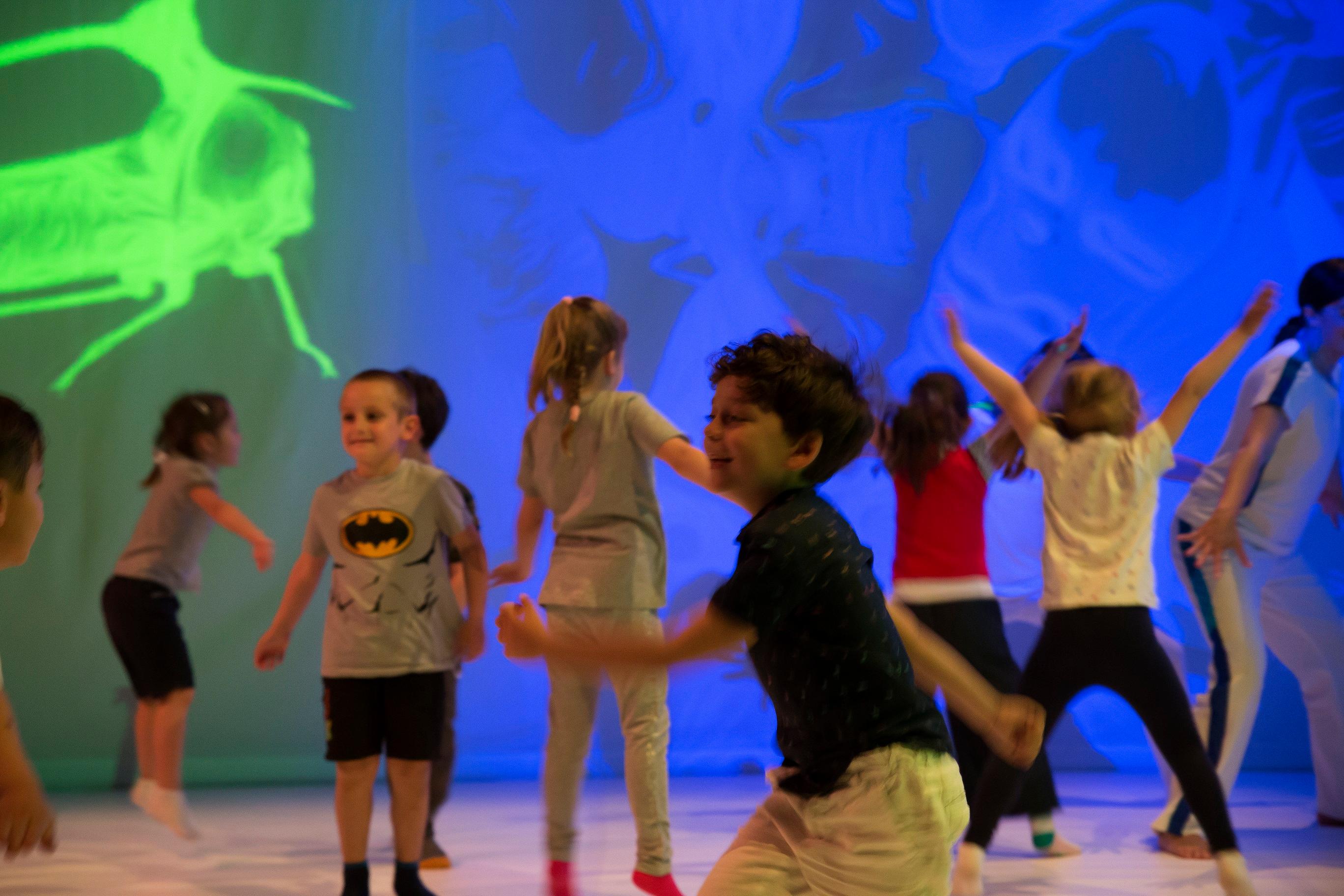 「国际综艺合家欢」将于七月二十四日至二十九日带来意大利TPO剧团沉浸式互动舞蹈剧场《小豆丁大手笔》。节目结合艺术、游戏和学习，邀请小朋友参与演出，一起手舞足蹈，建造理想中的绿色城市。