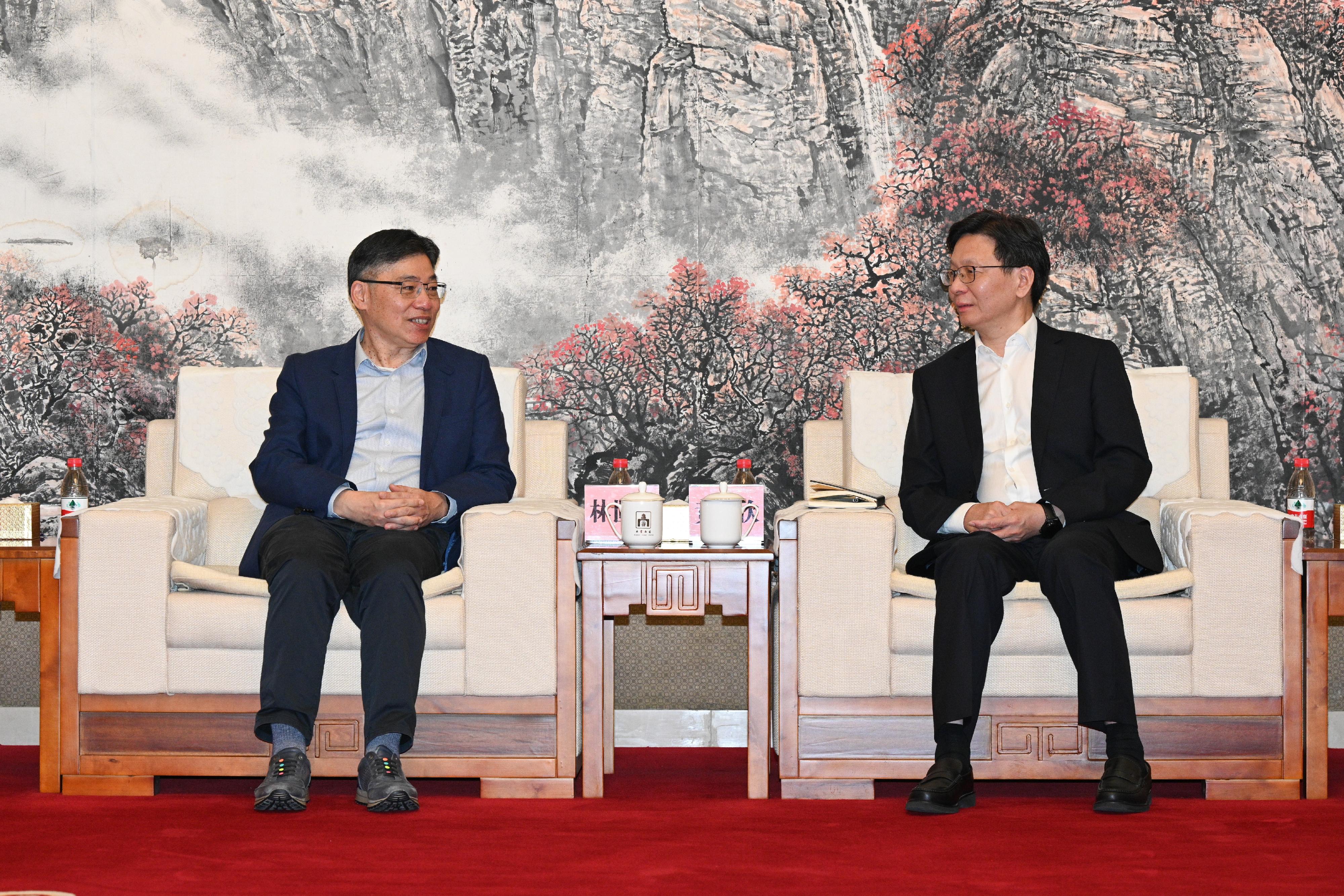 运输及物流局局长林世雄（左）与中国国家铁路集团有限公司客运部主任黄欣（右）会面，商讨如何进一步提升广深港高速铁路香港段的服务。

