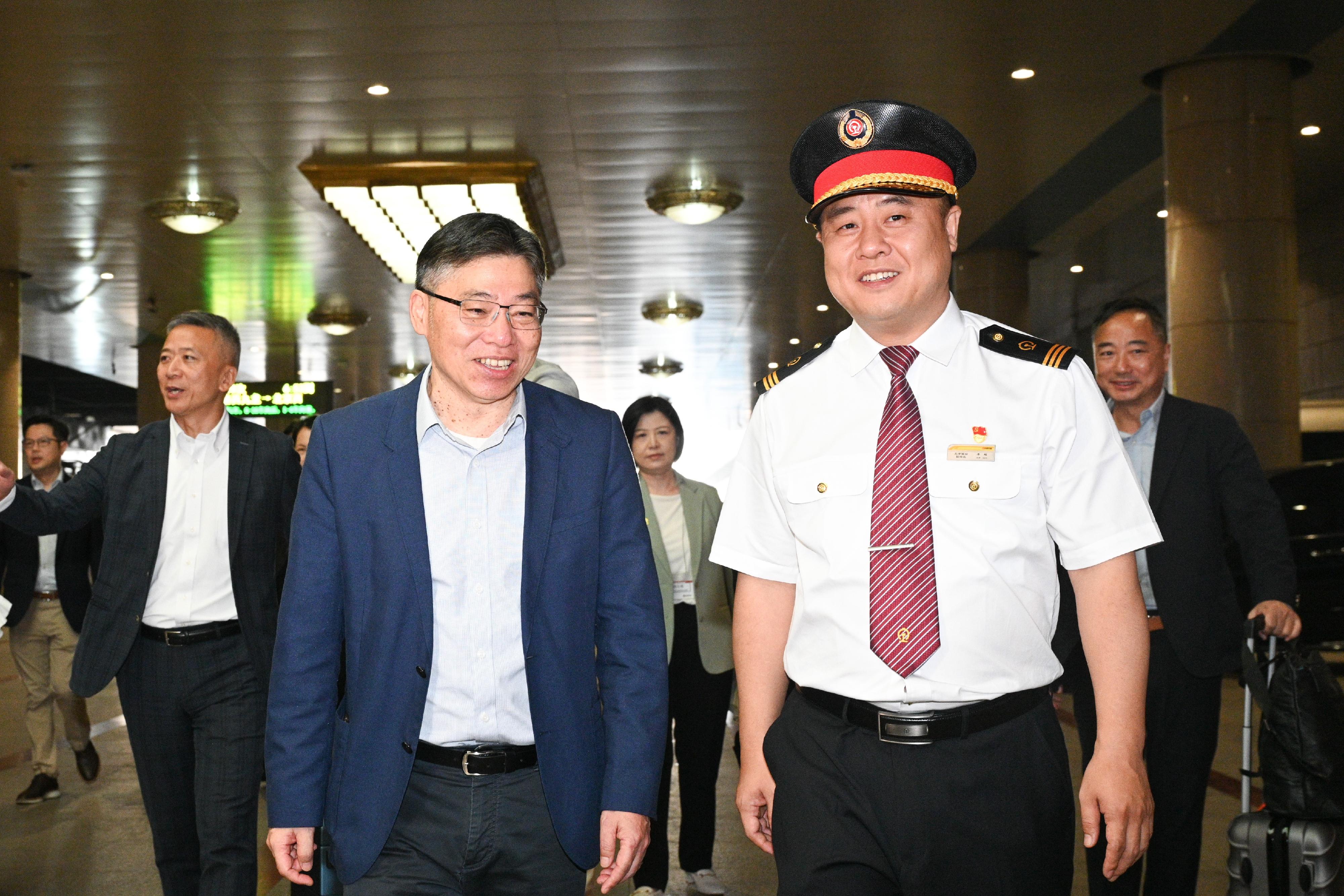 The Secretary for Transport and Logistics, Mr Lam Sai-hung, arrived at the Beijingxi Station this morning (June 16) after taking the inaugural sleeper train of the Guangzhou-Shenzhen-Hong Kong Express Rail Link. Photo shows Mr Lam (left) and an operating staff attending a welcome ceremony for the inaugural sleeper train.   
