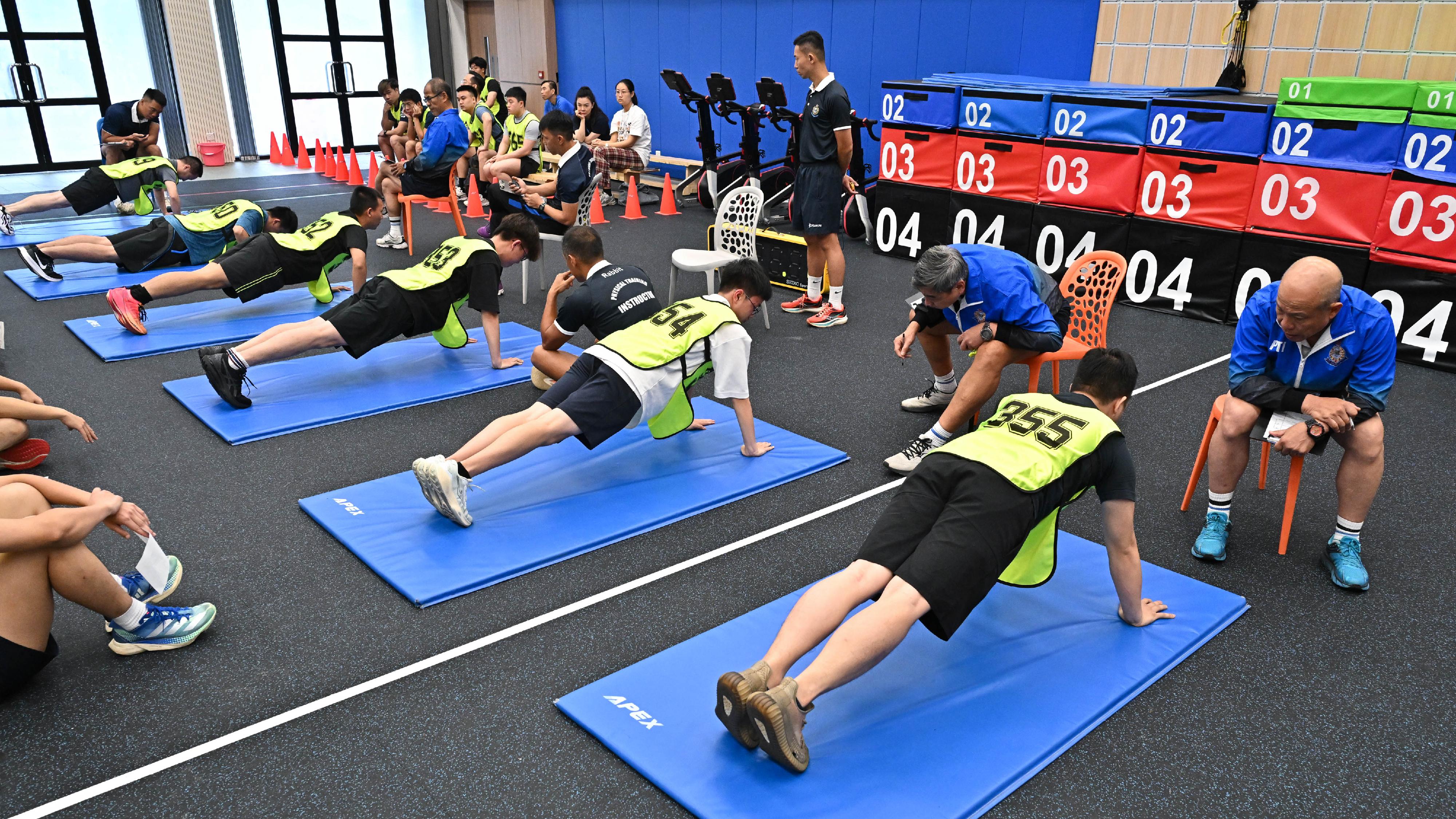 The Hong Kong Police Force today (June 16) held the Police Recruitment Experience and Assessment Day at the Hong Kong Police College. Photo shows participants taking part in the push-up challenge during the physical fitness test workshop.