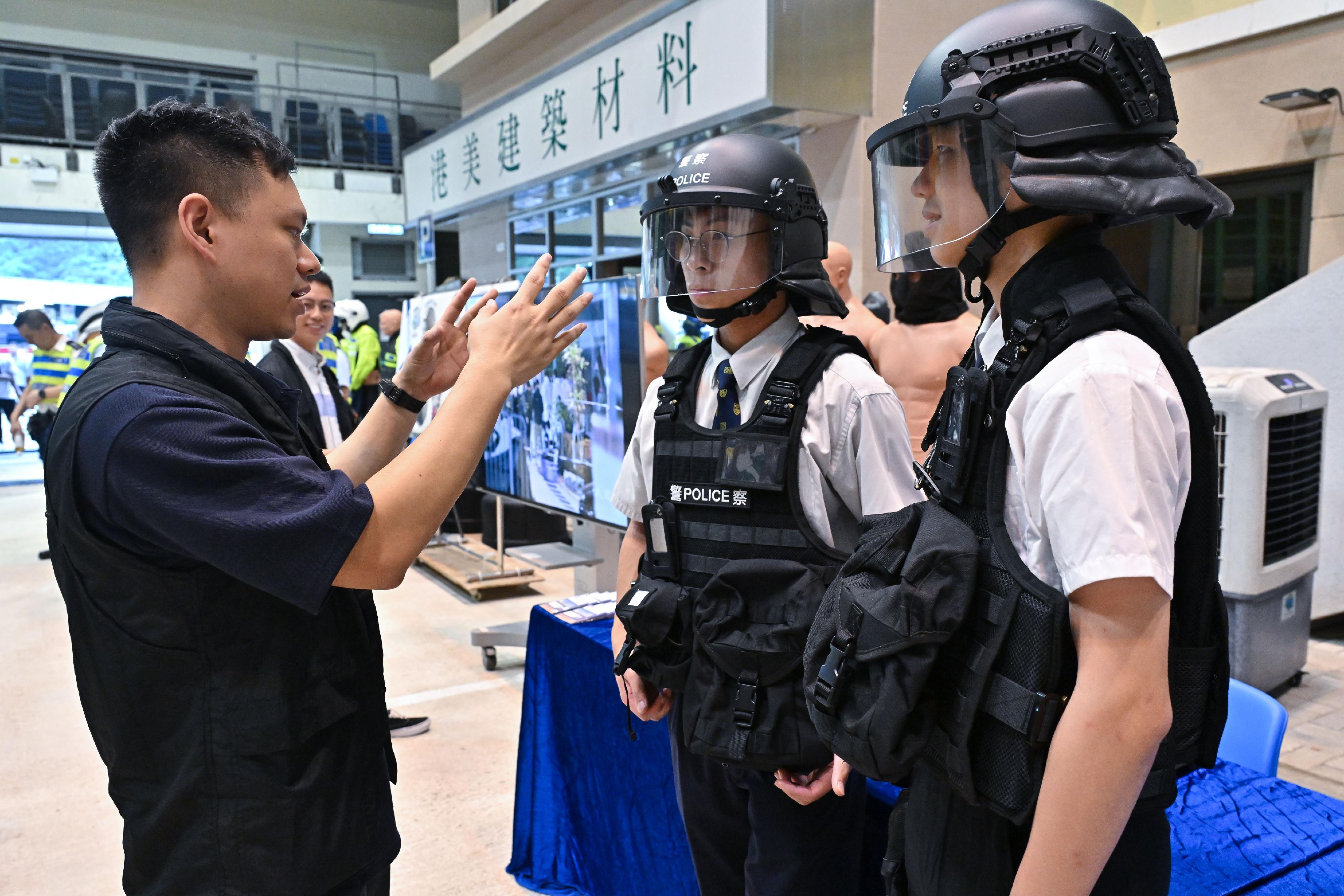 警队今日（六月十六日）在香港警察学院举办「警察招募‧体验日」。图示刑事部门队员向参加者介绍其工作。