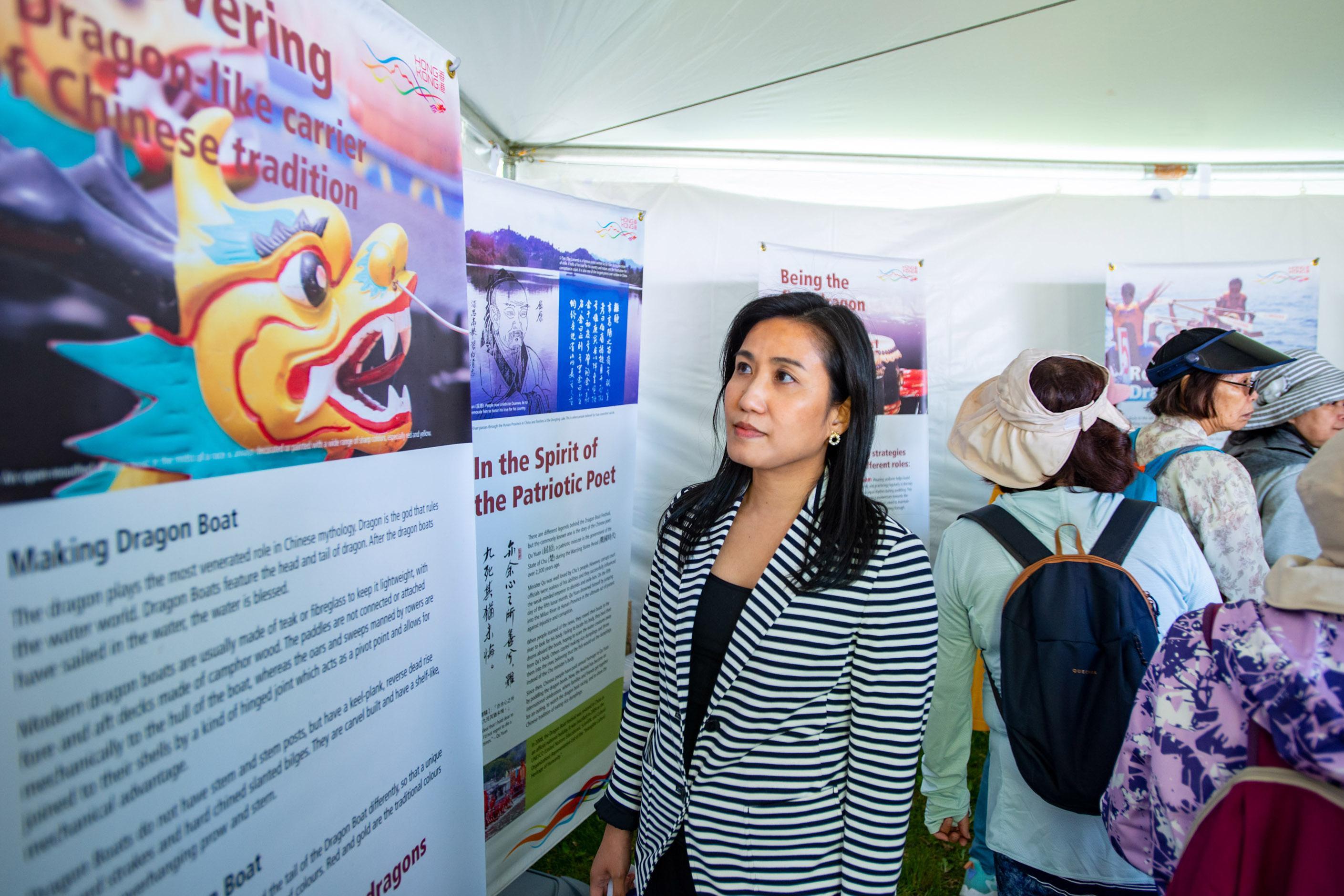 Supported by the Hong Kong Economic and Trade Office (Toronto) (Toronto ETO), the 36th Toronto International Dragon Boat Race Festival was held on the Centre Island of Toronto on June 15 and 16 (Toronto time). Photo shows the Director of the Toronto ETO, Ms Emily Mo, visiting the Hong Kong pavilion at the Dragon Boat Festival on June 15 (Toronto time).