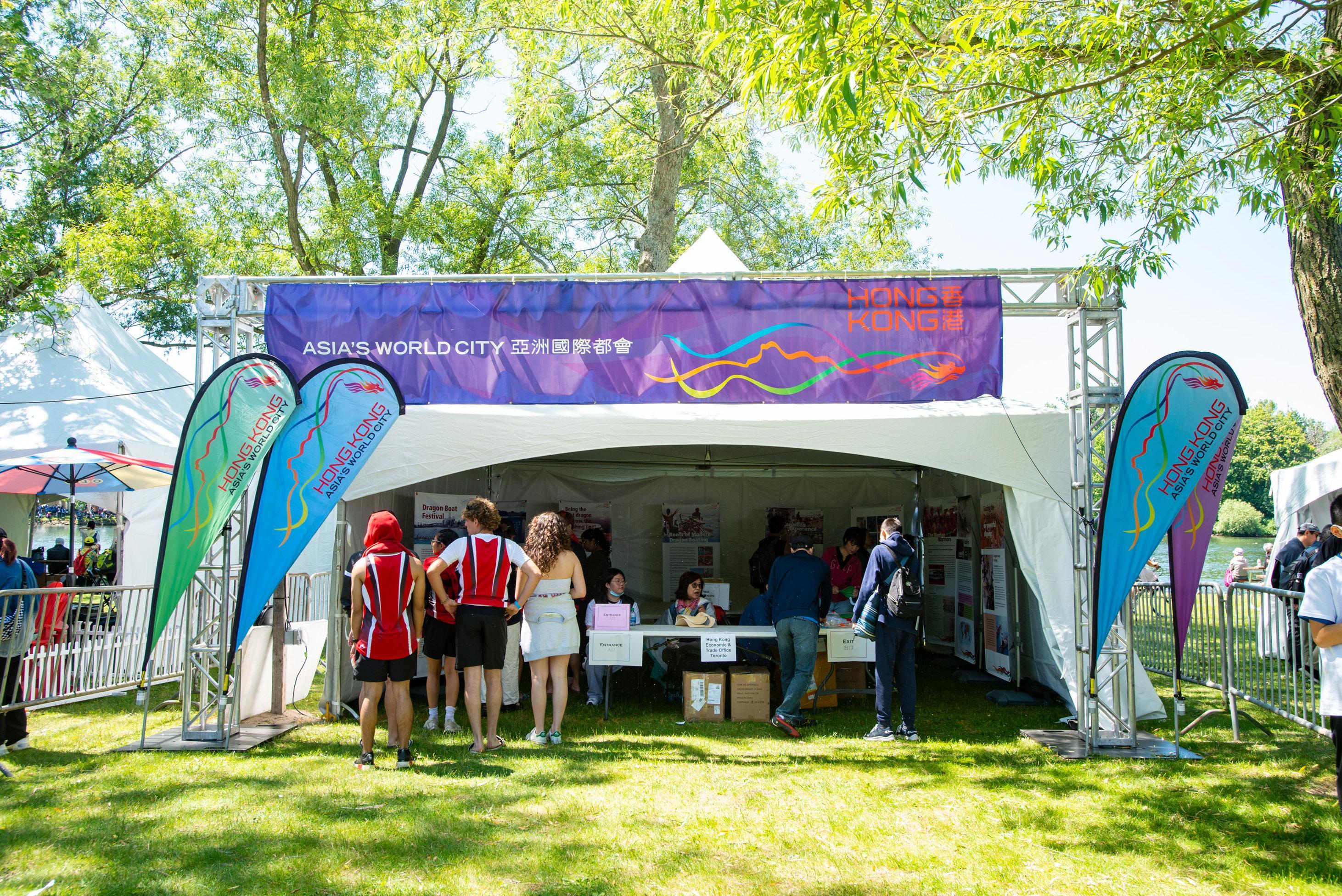 Supported by the Hong Kong Economic and Trade Office (Toronto), the 36th Toronto International Dragon Boat Race Festival was held on the Centre Island of Toronto on June 15 and 16 (Toronto time). A Hong Kong pavilion was set up at the venue with mini-exhibition to showcase the history of dragon boating in Hong Kong. Giveaways were also distributed to the race spectators.