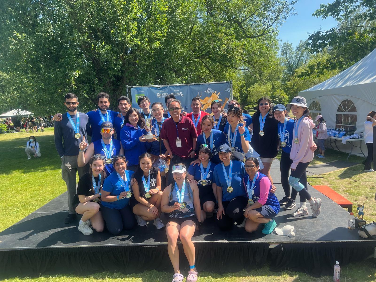 Supported by the Hong Kong Economic and Trade Office (Toronto) (Toronto ETO), the 36th Toronto International Dragon Boat Race Festival was held on the Centre Island of Toronto on June 15 and 16 (Toronto time). Photo shows a representative of the Toronto ETO presenting awards to the winning team of the Hong Kong Cup.