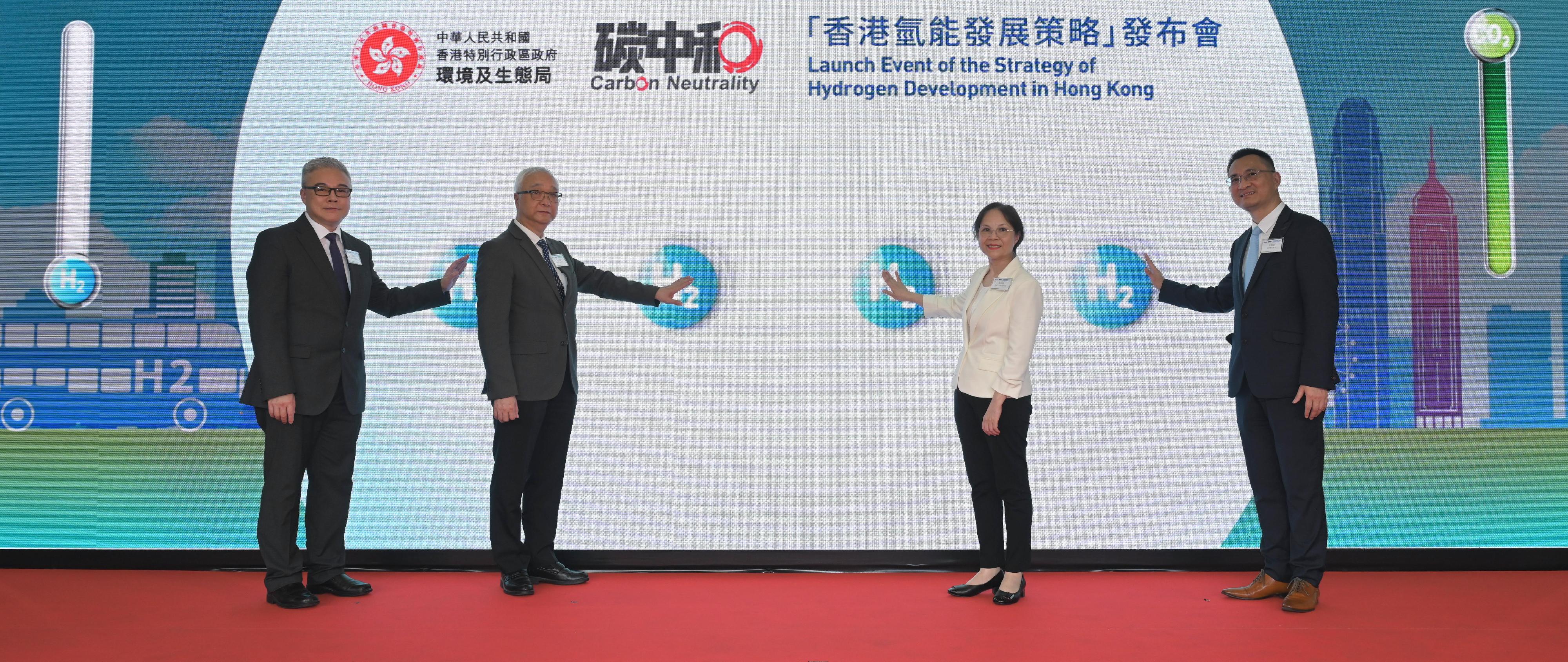 政府今日（六月十七日）公布《香港氢能发展策略》。图示环境及生态局局长谢展寰（左二）、环境及生态局副局长黄淑娴（右二）、气候变化专员黄传辉（右一）和机电工程署署长潘国英（左一）主持启动仪式。