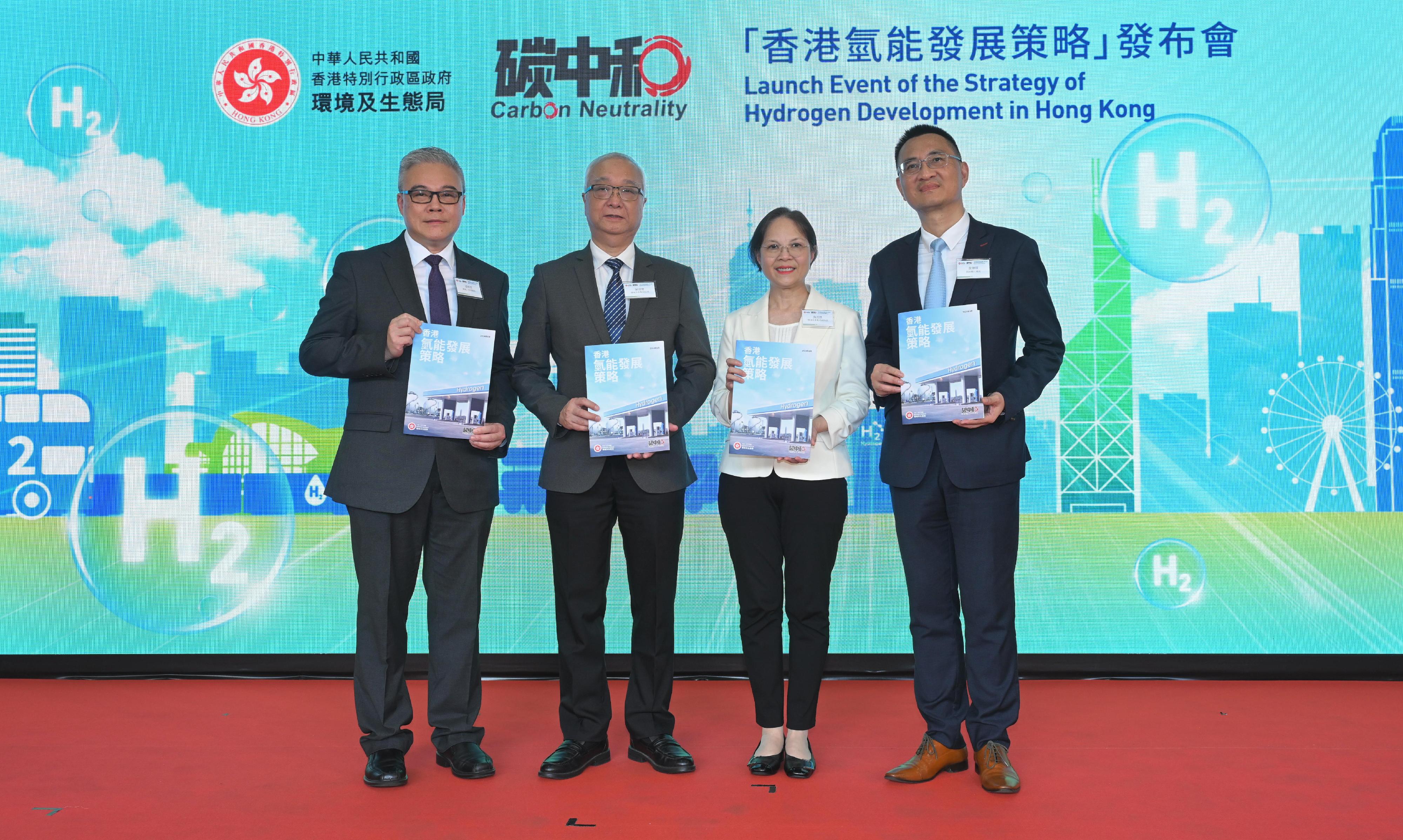 政府今日（六月十七日）公布《香港氢能发展策略》。环境及生态局局长谢展寰（左二）、环境及生态局副局长黄淑娴（右二）、气候变化专员黄传辉（右一）和机电工程署署长潘国英（左一）在发布会上合照。