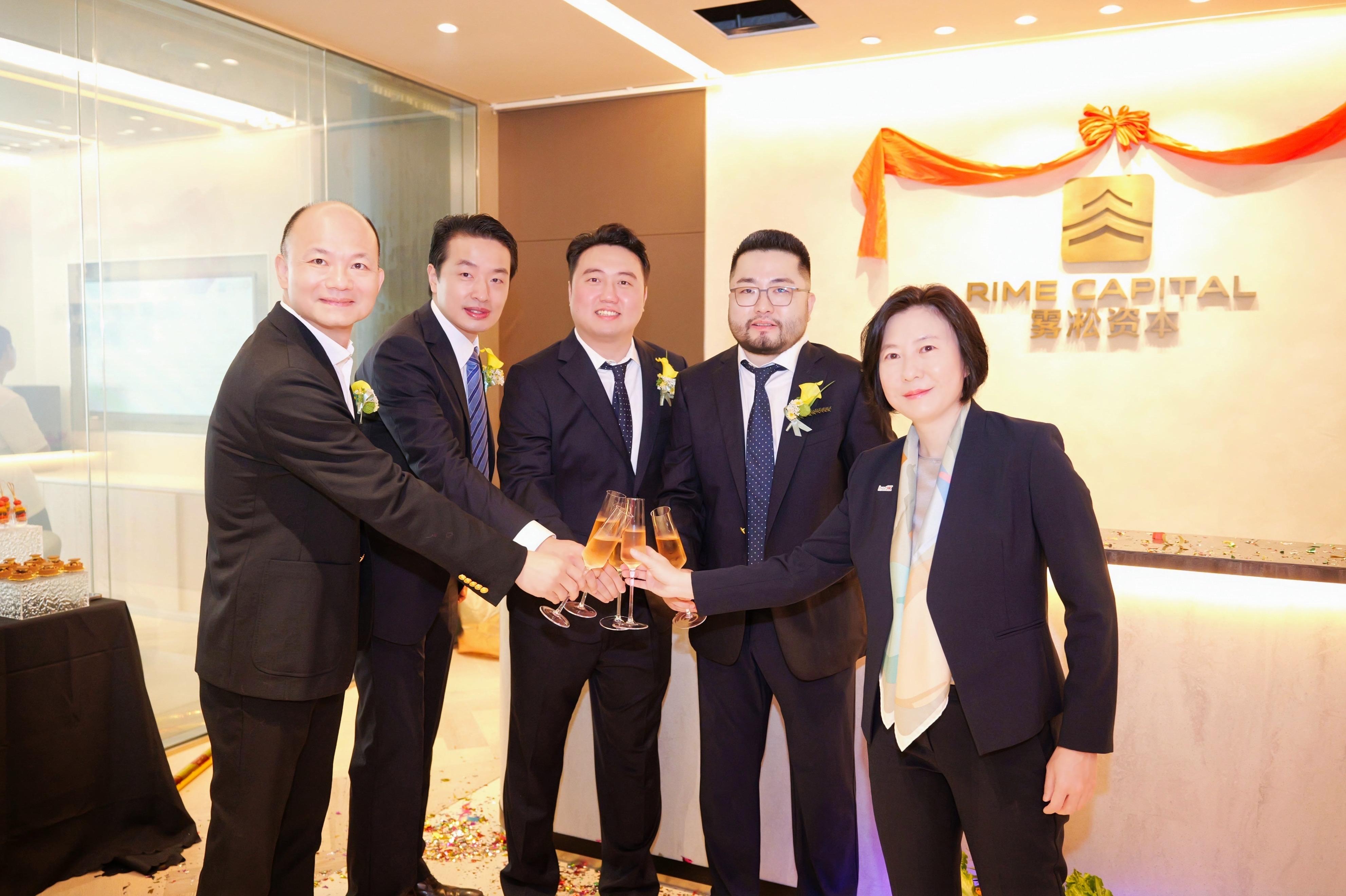 Invest Hong Kong announced today (June 18) that Rime Capital Limited, with strong resource support and financial backing from the Mainland, has built a regional base in the city as part of its global strategy. Photo shows (from right) the Director-General of Investment Promotion, Ms Alpha Lau; Co-founders of Rime Capital, Mr Zhuo Ying and Mr Troy Lin; the Executive Director of Rime Capital, Mr Eason Wu; and the Chief Executive Officer of Leo Group, Mr Wang Xiangrong, at the opening ceremony.