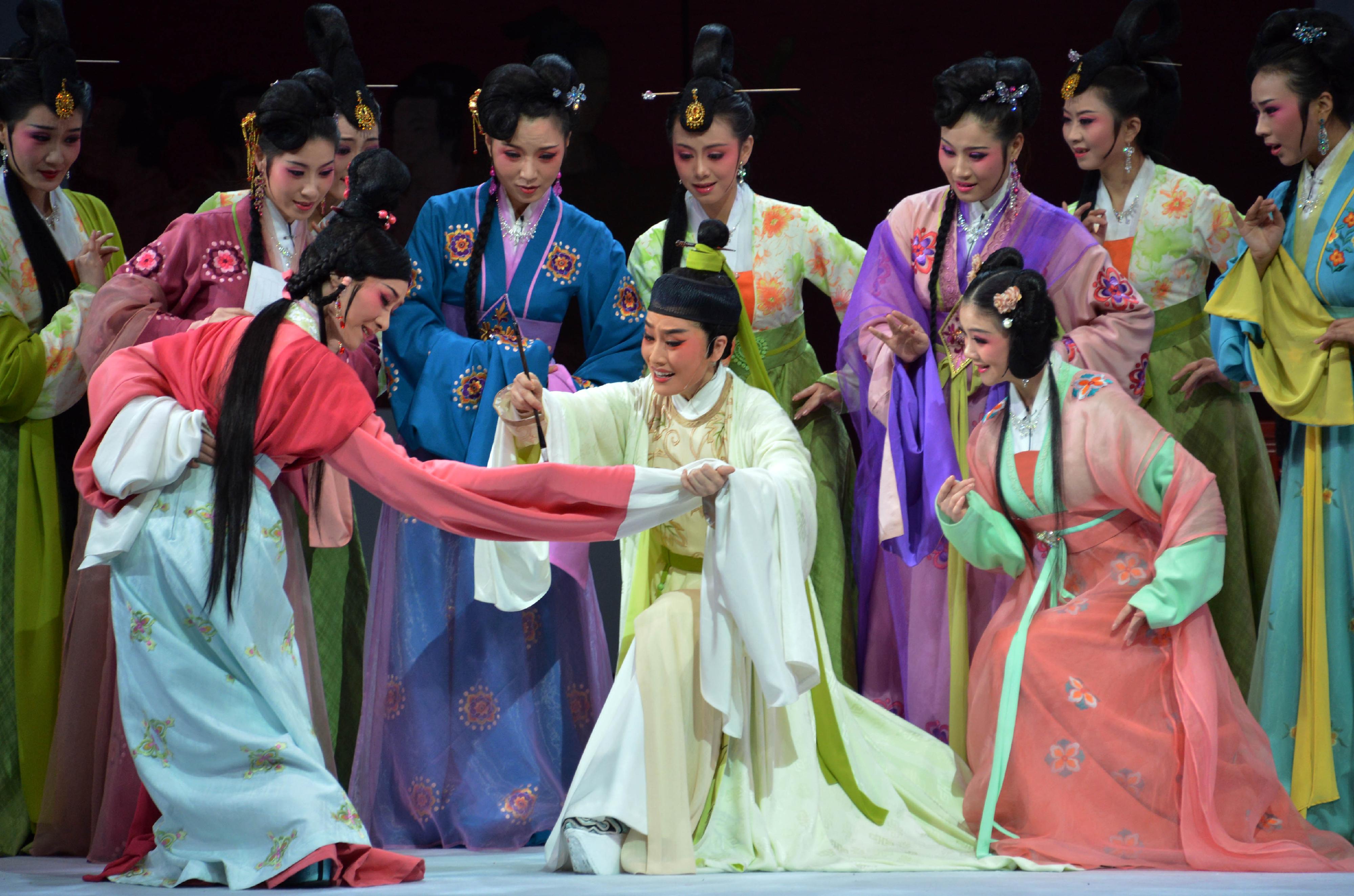 福建芳华越剧院于首届「中华文化节」上演三场越剧。图示《柳永》剧照。

