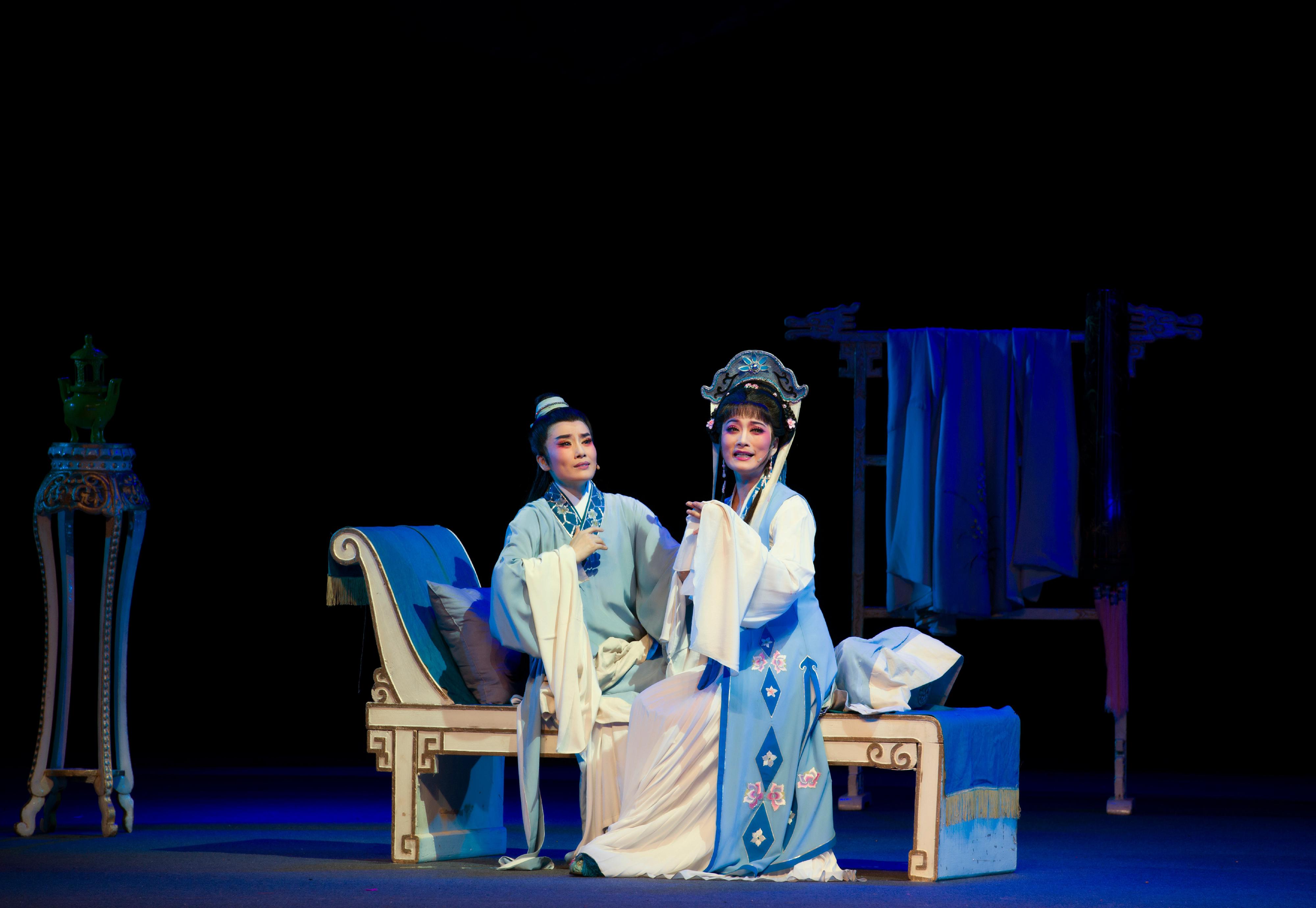 福建芳华越剧院于首届「中华文化节」上演三场精彩越剧。图示《玉蜻蜓》剧照。
