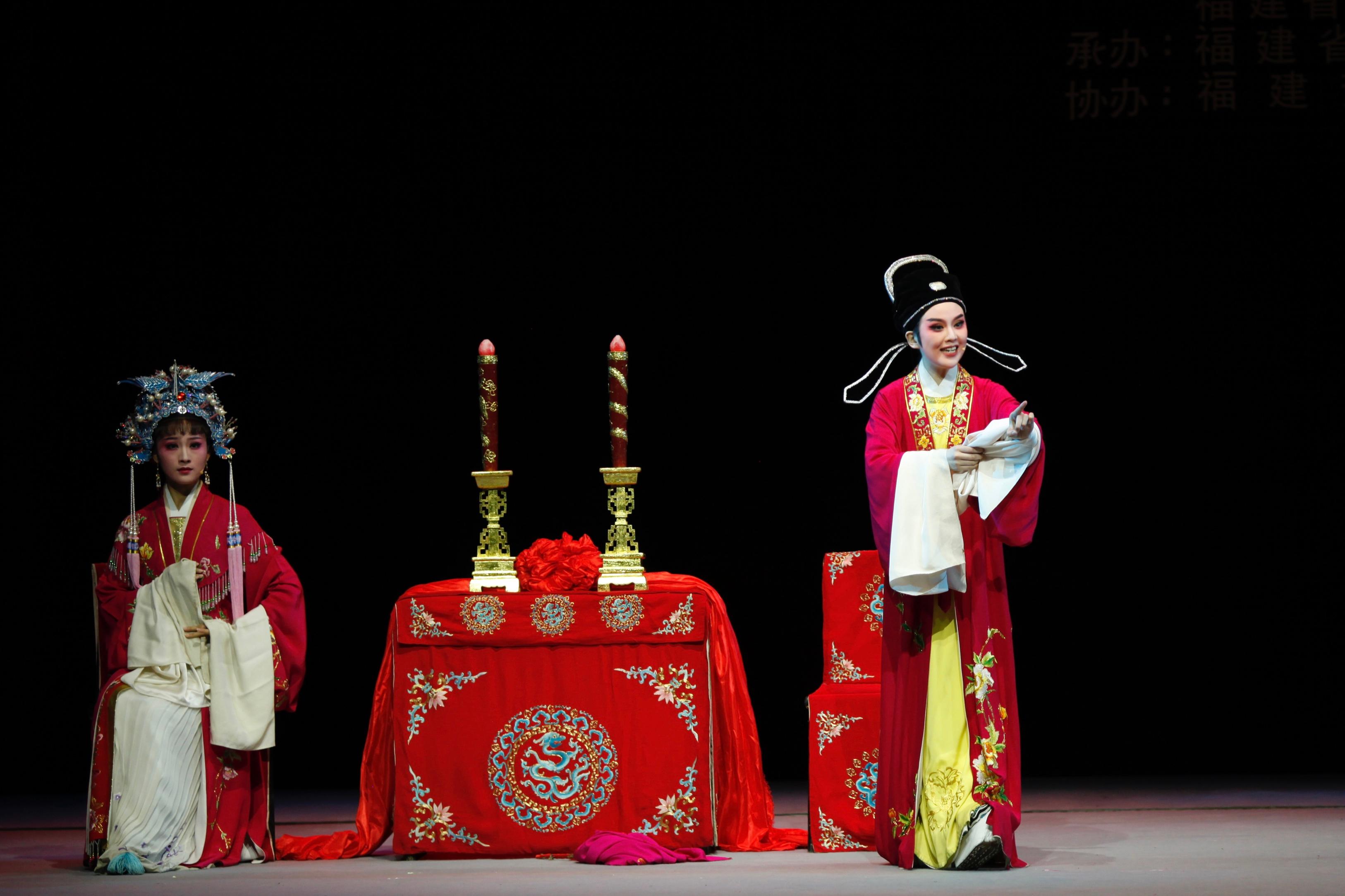 福建芳华越剧院于首届「中华文化节」上演三场精彩越剧。图示《盘妻索妻．洞房》剧照。
