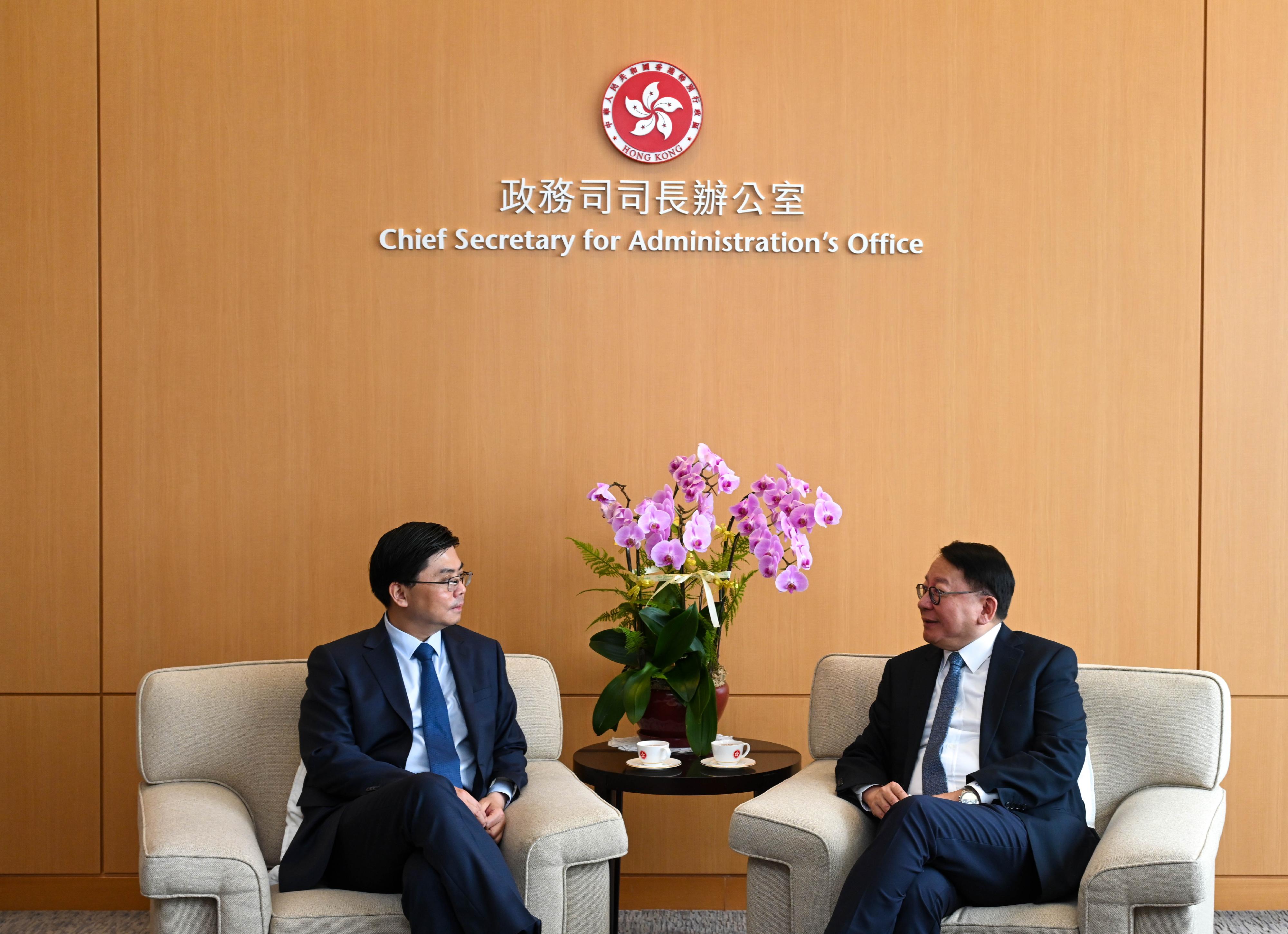 The Civil Service College, in collaboration with the Institute for Hong Kong and Macau Studies, Peking University, held the concluding lecture of the in-depth programme on "one country, two systems" and contemporary China and graduation ceremony at the Central Government Offices today (June 18). Photo shows the Chief Secretary for Administration, Mr Chan Kwok-ki (right), meeting with Vice President of Peking University Professor Fang Fang (left) before the lecture.