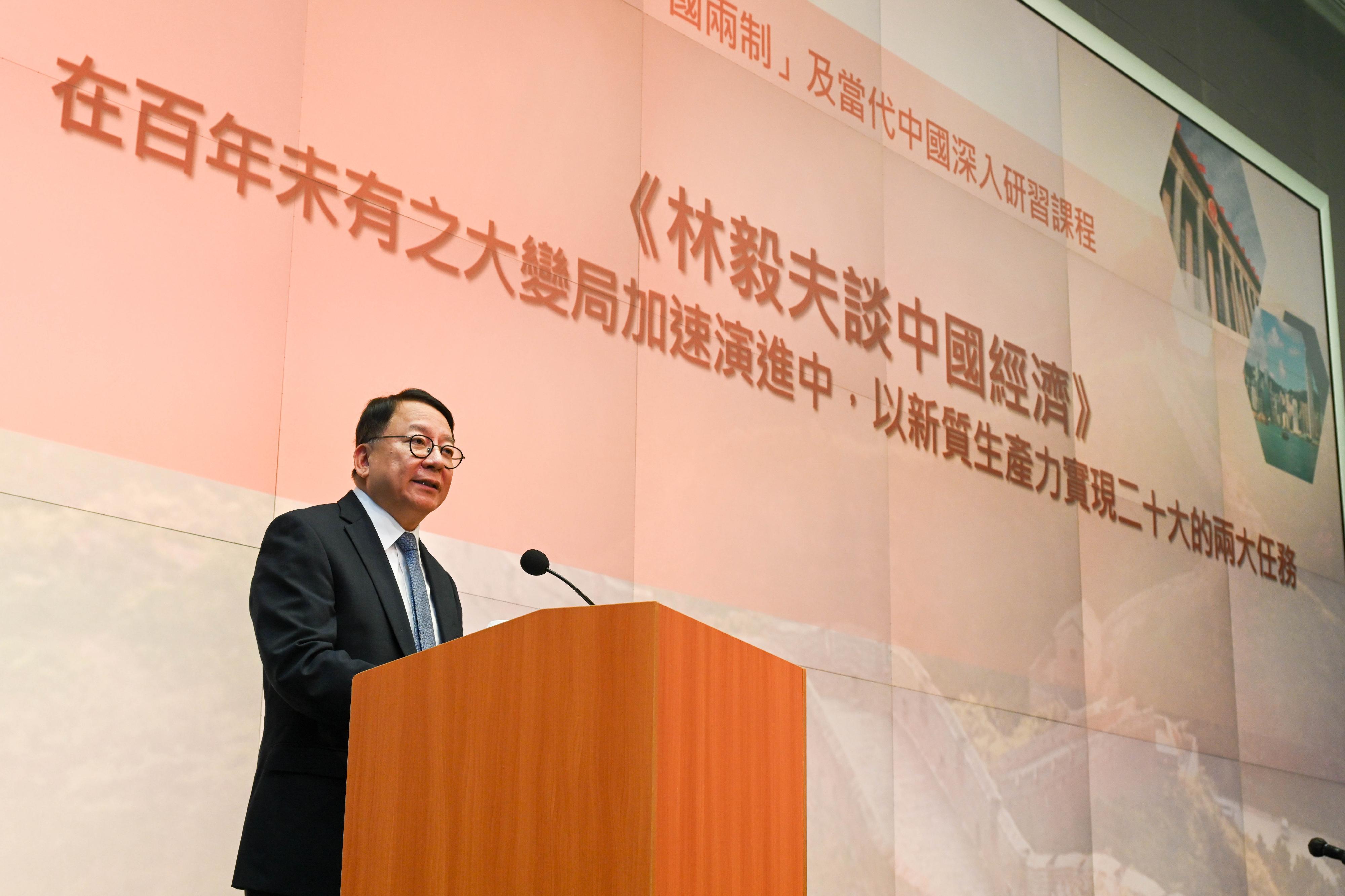 The Civil Service College, in collaboration with the Institute for Hong Kong and Macau Studies, Peking University, held the concluding lecture of the in-depth programme on "one country, two systems" and contemporary China and graduation ceremony at the Central Government Offices today (June 18). Photo shows the Chief Secretary for Administration, Mr Chan Kwok-ki, delivering a speech at the lecture.