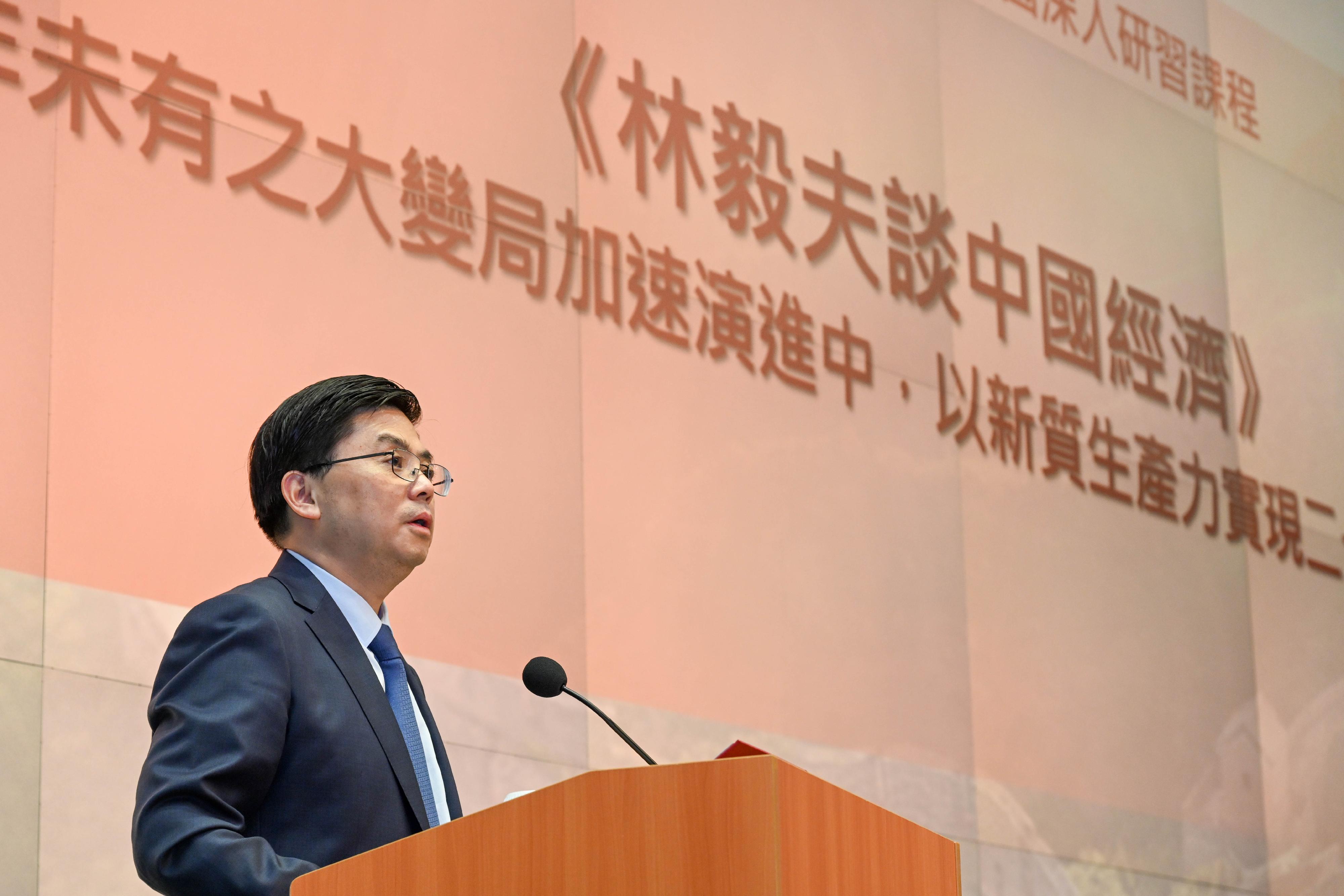 The Civil Service College, in collaboration with the Institute for Hong Kong and Macau Studies, Peking University, held the concluding lecture of the in-depth programme on "one country, two systems" and contemporary China and graduation ceremony at the Central Government Offices today (June 18). Photo shows Vice President of Peking University Professor Fang Fang delivering a speech at the lecture.