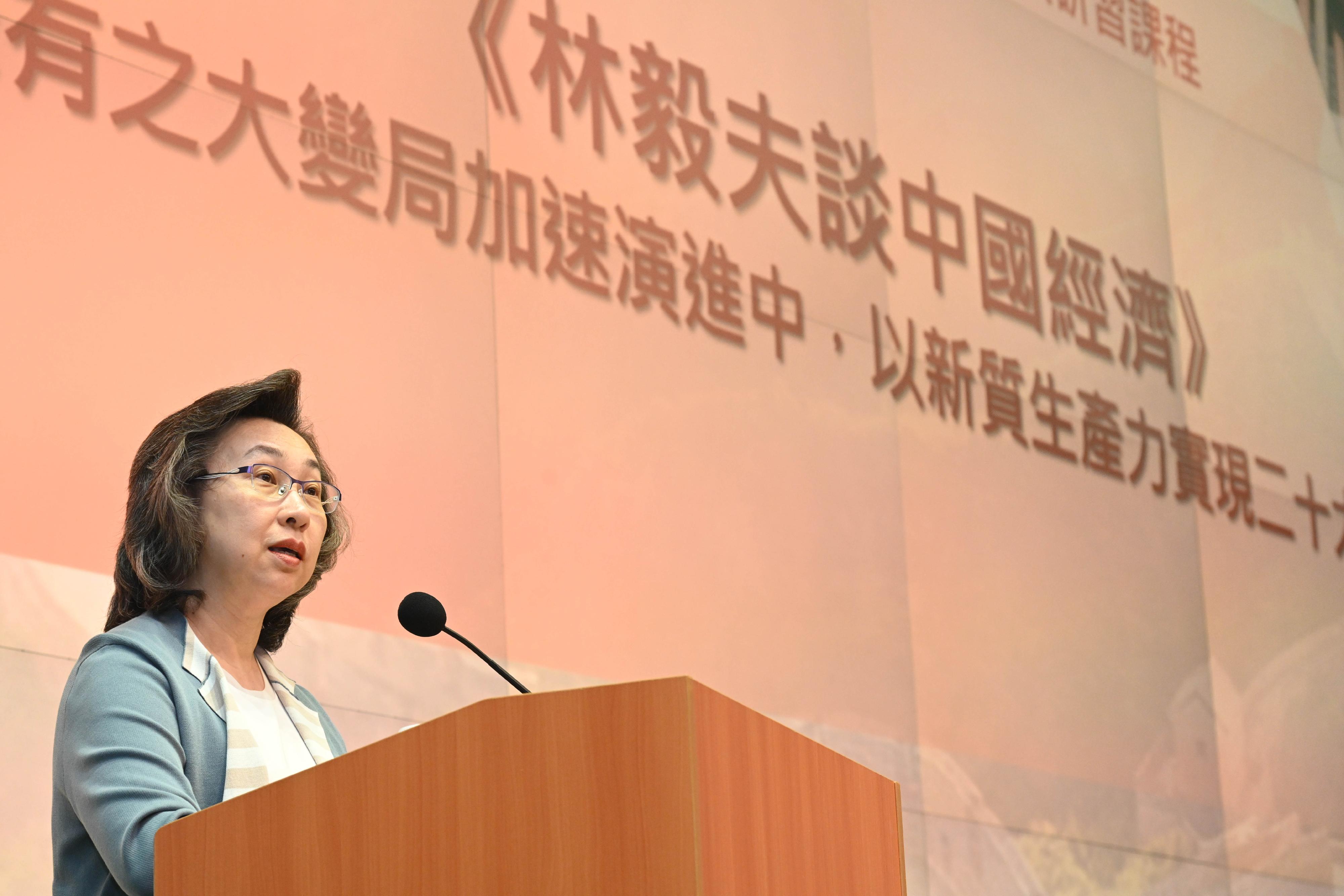 The Civil Service College, in collaboration with the Institute for Hong Kong and Macau Studies, Peking University, held the concluding lecture of the in-depth programme on "one country, two systems" and contemporary China and graduation ceremony at the Central Government Offices today (June 18). Photo shows the Secretary for the Civil Service, Mrs Ingrid Yeung, delivering a speech at the graduation ceremony.