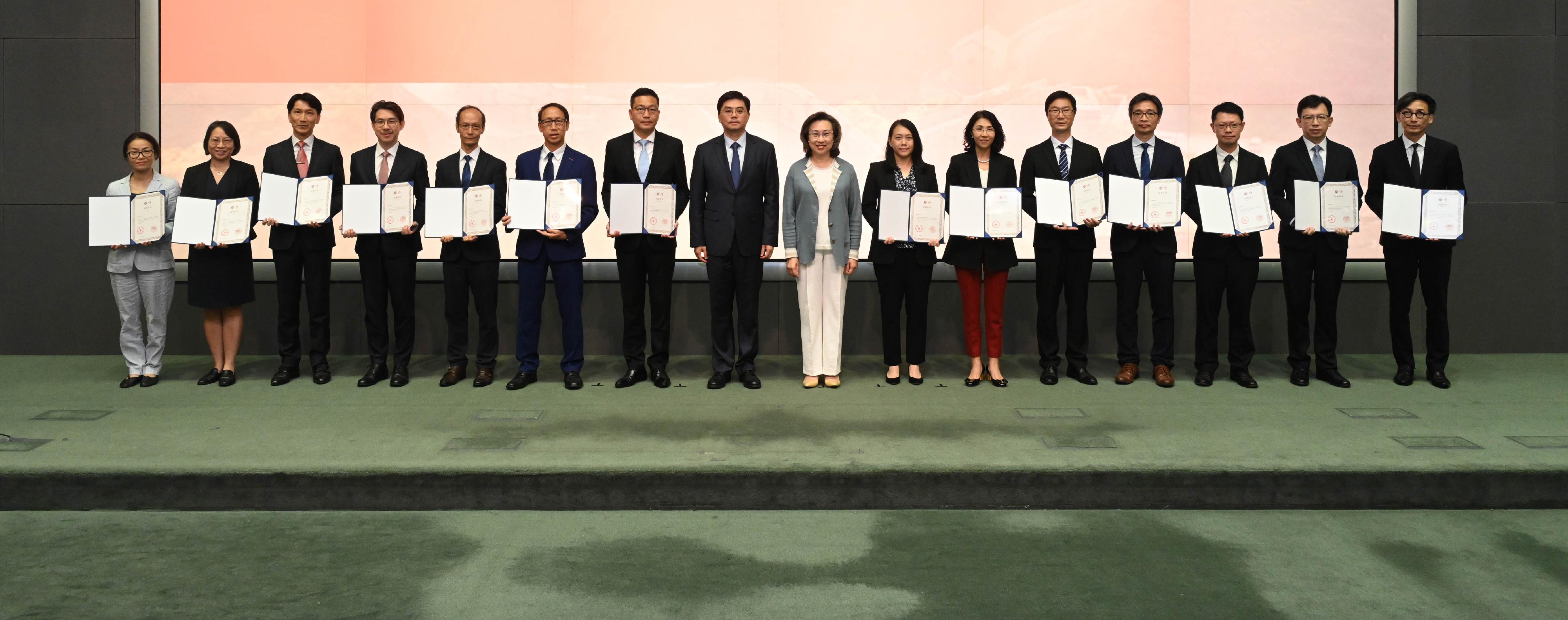 The Civil Service College, in collaboration with the Institute for Hong Kong and Macau Studies, Peking University, held the concluding lecture of the in-depth programme on "one country, two systems" and contemporary China and graduation ceremony at the Central Government Offices today (June 18). Photo shows the Secretary for the Civil Service, Mrs Ingrid Yeung (eighth right), and Vice President of Peking University Professor Fang Fang (eighth left) pictured with participants who had completed the programme at the graduation ceremony.