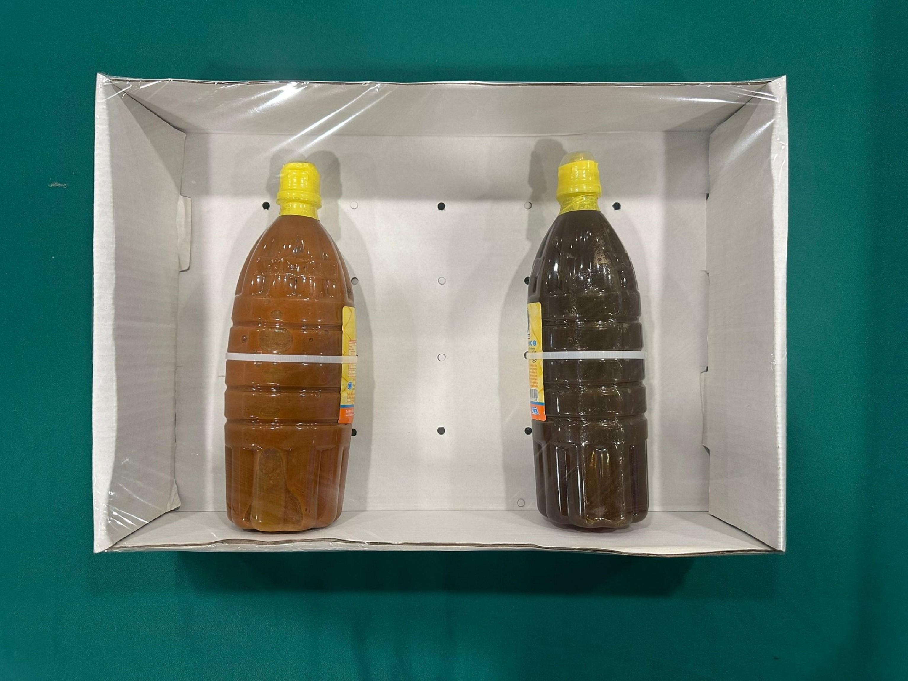 海關人員檢獲以辣椒醬包裝作掩飾的懷疑液態冰毒（右）。