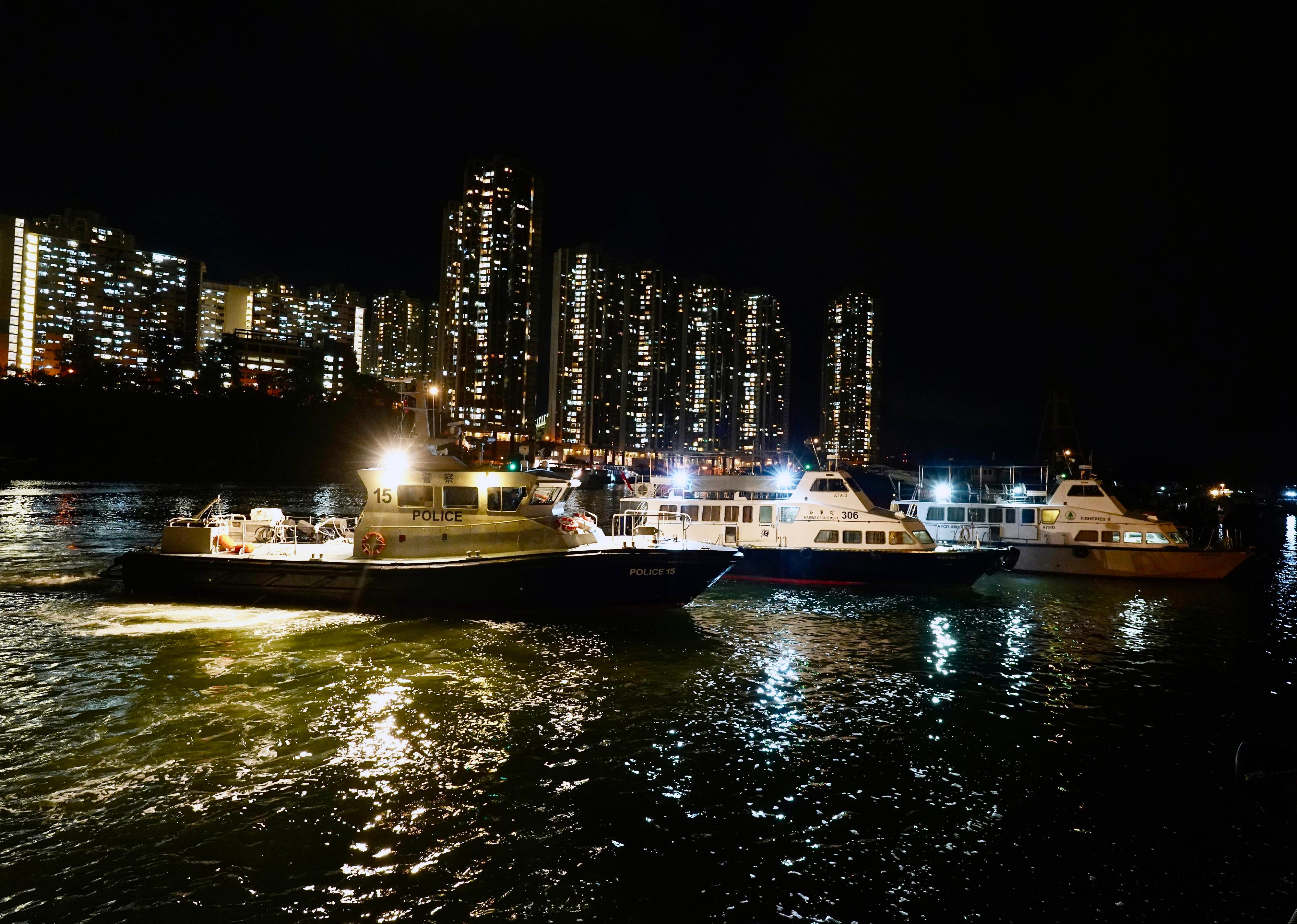 海事处于六月十四日和六月十八日晚上联同警务处及渔农自然护理署分别在香港东部及南部水域进行打击不适当使用光灯捕鱼及非法捕鱼的联合行动。