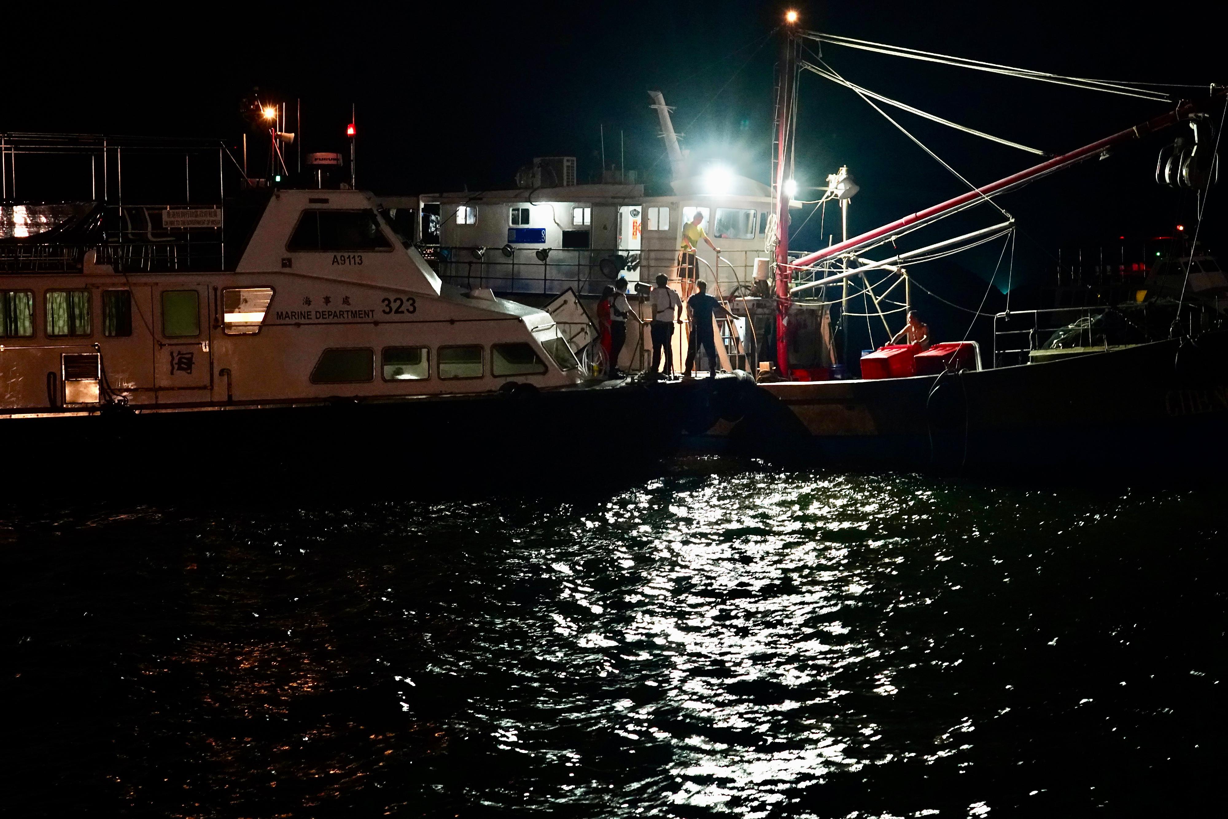 海事处于六月十四日和六月十八日晚上联同警务处及渔农自然护理署分别在香港东部及南部水域进行打击不适当使用光灯捕鱼及非法捕鱼的联合行动。图示海事处人员靠近一艘渔船，准备登上渔船进行检查。