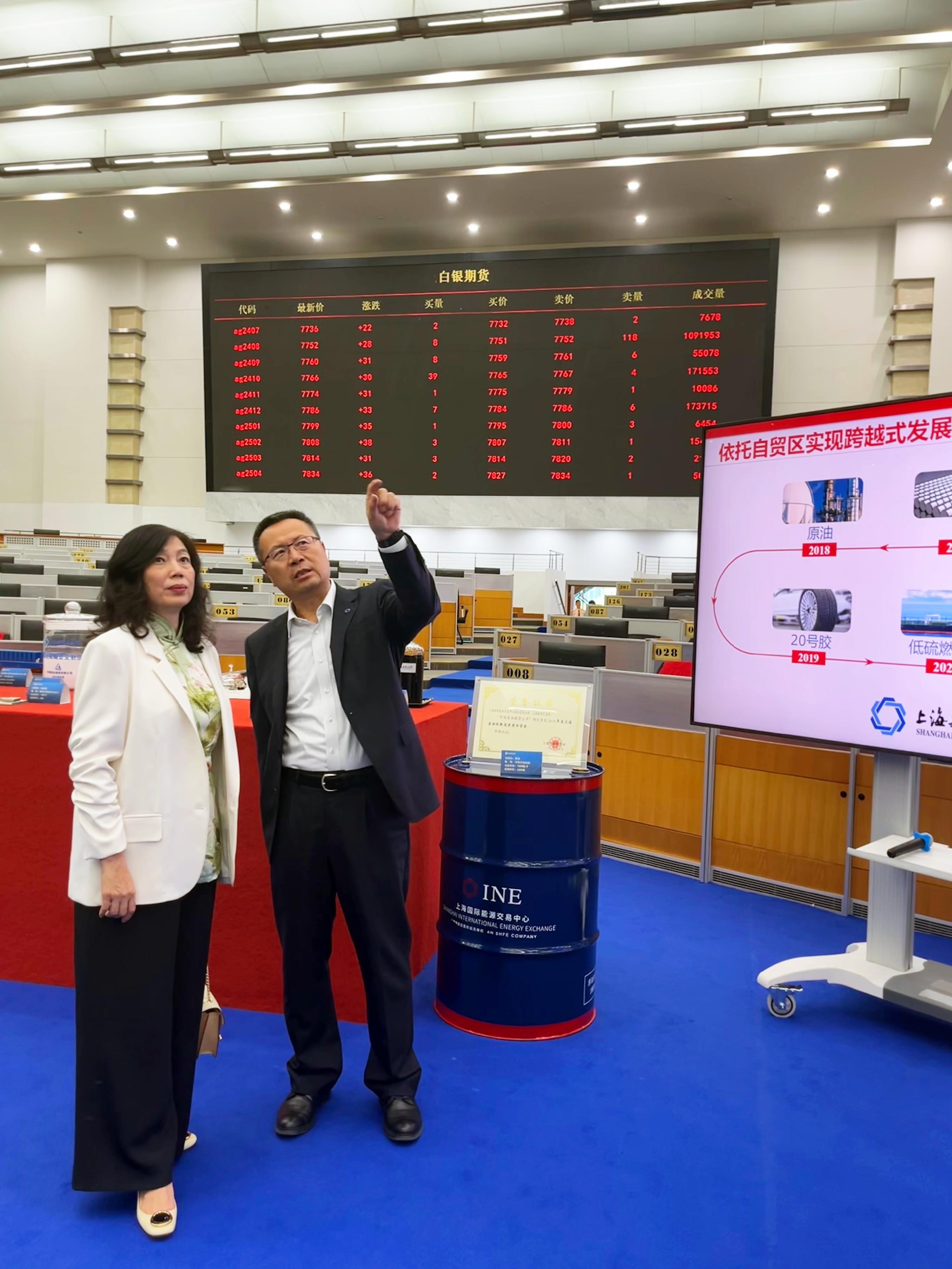The Permanent Secretary for Financial Services and the Treasury (Financial Services), Ms Salina Yan, visited the Shanghai Futures Exchange in Shanghai yesterday (June 18). Photo shows Ms Yan (left) with the Chief Executive Officer of the Shanghai Futures Exchange, Mr Wang Fenghai (right).