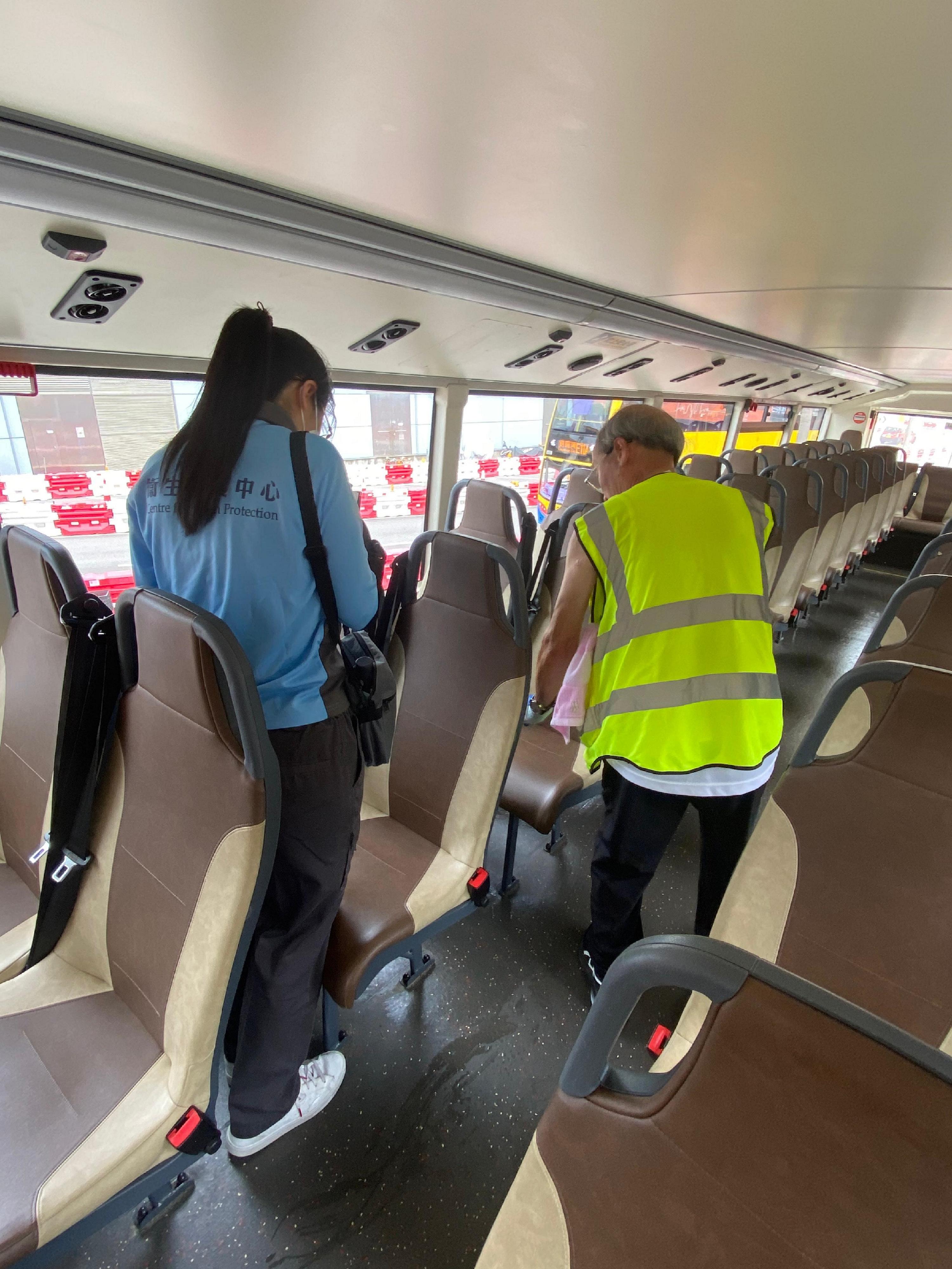 The Centre for Health Protection (CHP) of the Department of Health today (June 19) continued its investigation into a case of dengue fever announced yesterday (June 18). The CHP urged again the public to maintain strict environmental hygiene, mosquito control and personal protective measures both locally and during travel. Photo shows an officer from the CHP investigated on a bus and inspected the anti-mosquito measures by the cleansing service operator.